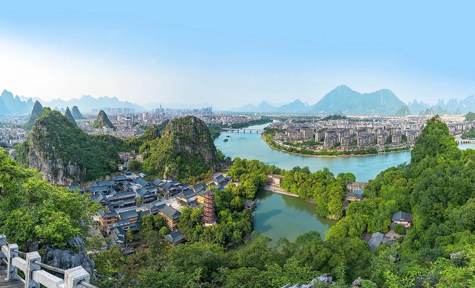 Toàn cảnh quế lâm từ trên cao với những con sông và hồ bao quanh thành phố