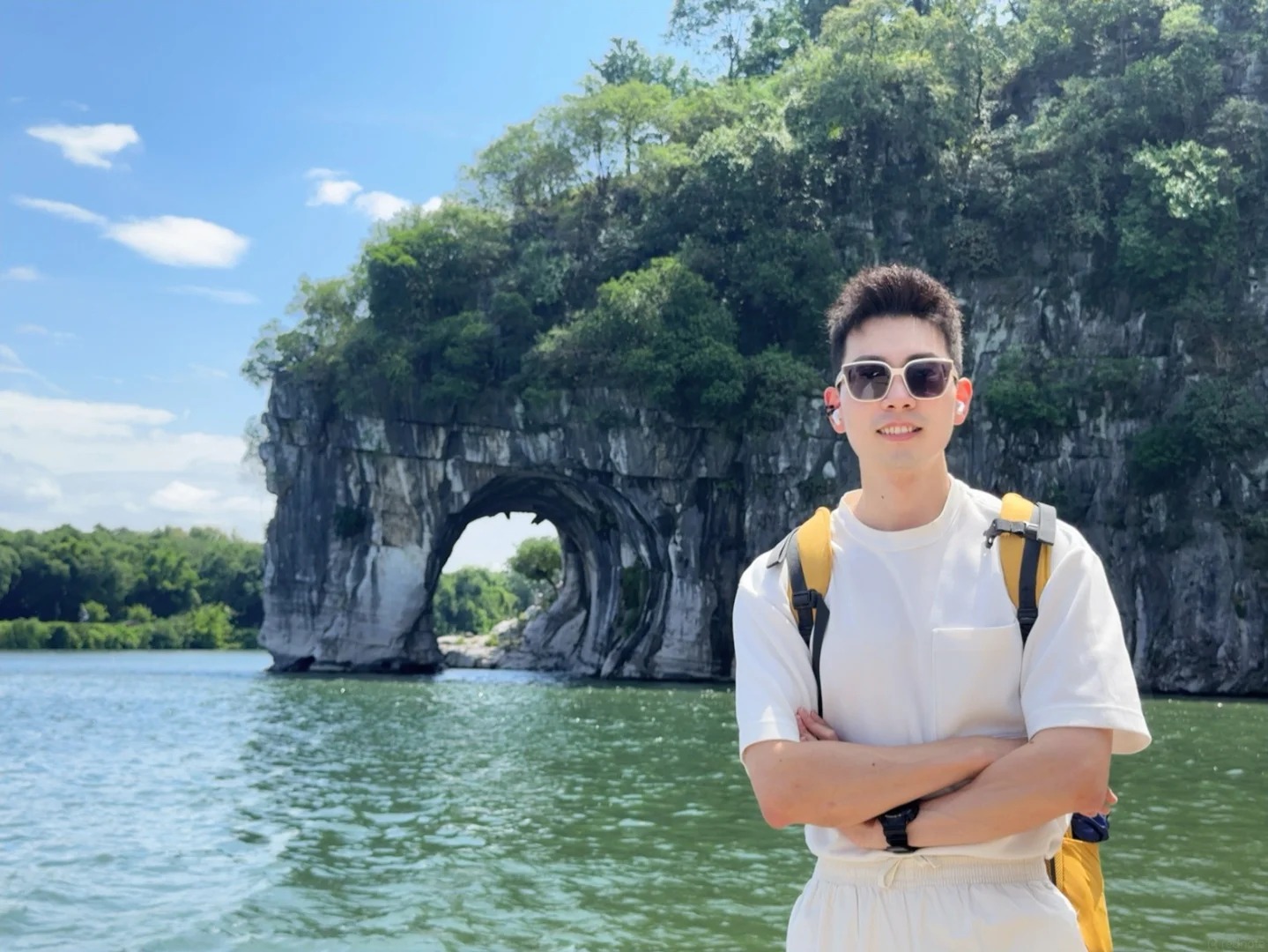 Du khách chụp ảnh check-in tại Núi Vòi Voi.