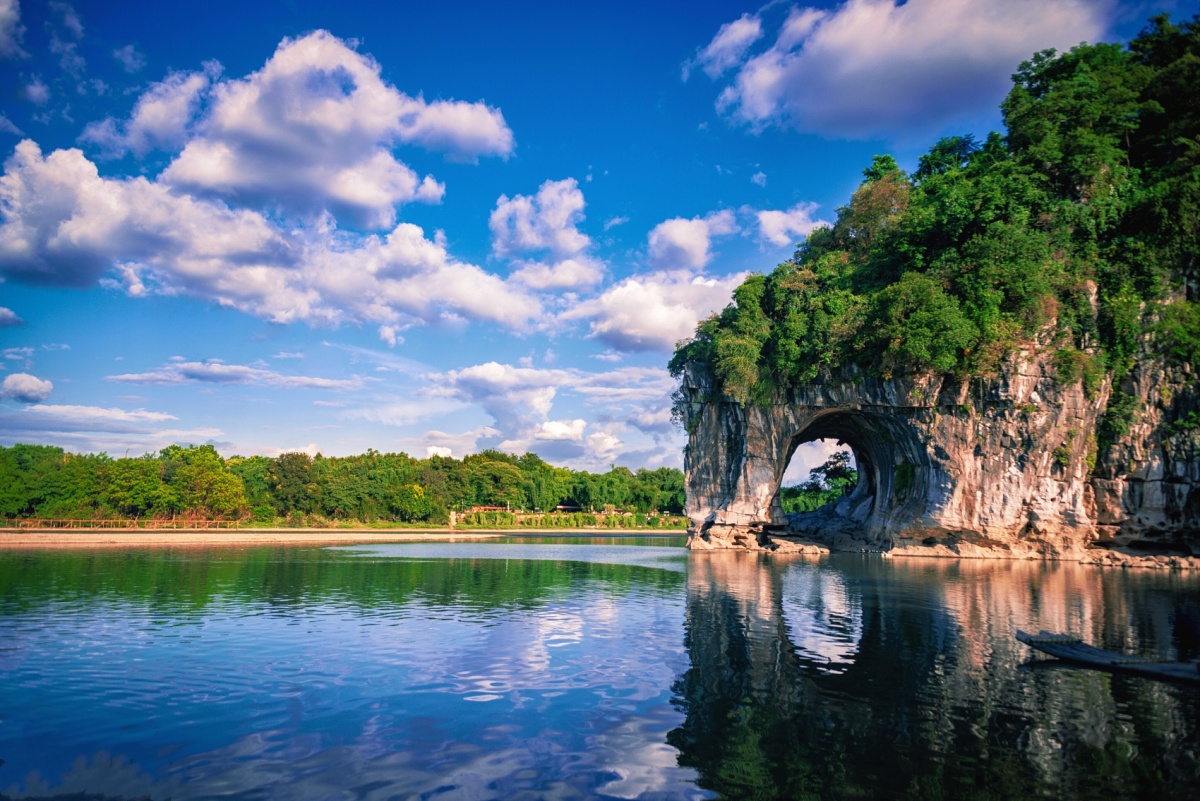 Núi đá vôi hình chú voi khổng lồ biểu tượng Quế Lâm