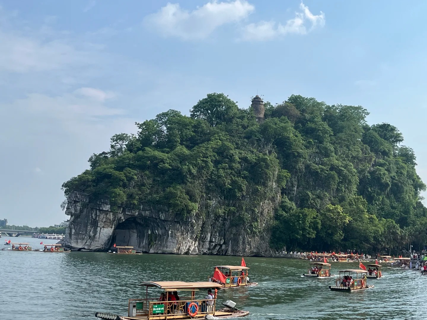 Thuyền tre trôi nhẹ dưới chân Núi Vòi Voi - Quế Lâm