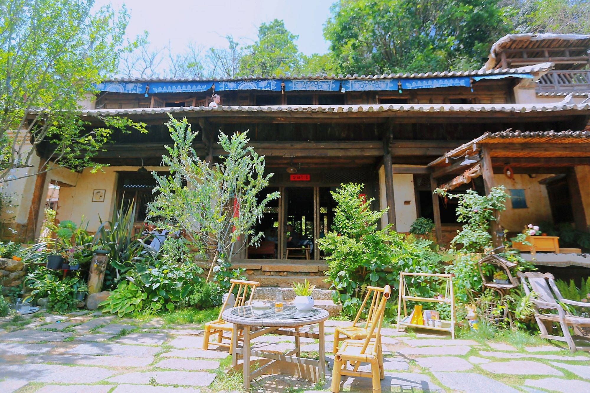 Nhà gỗ cổ kính ở Phố Cổ Phong Dương.