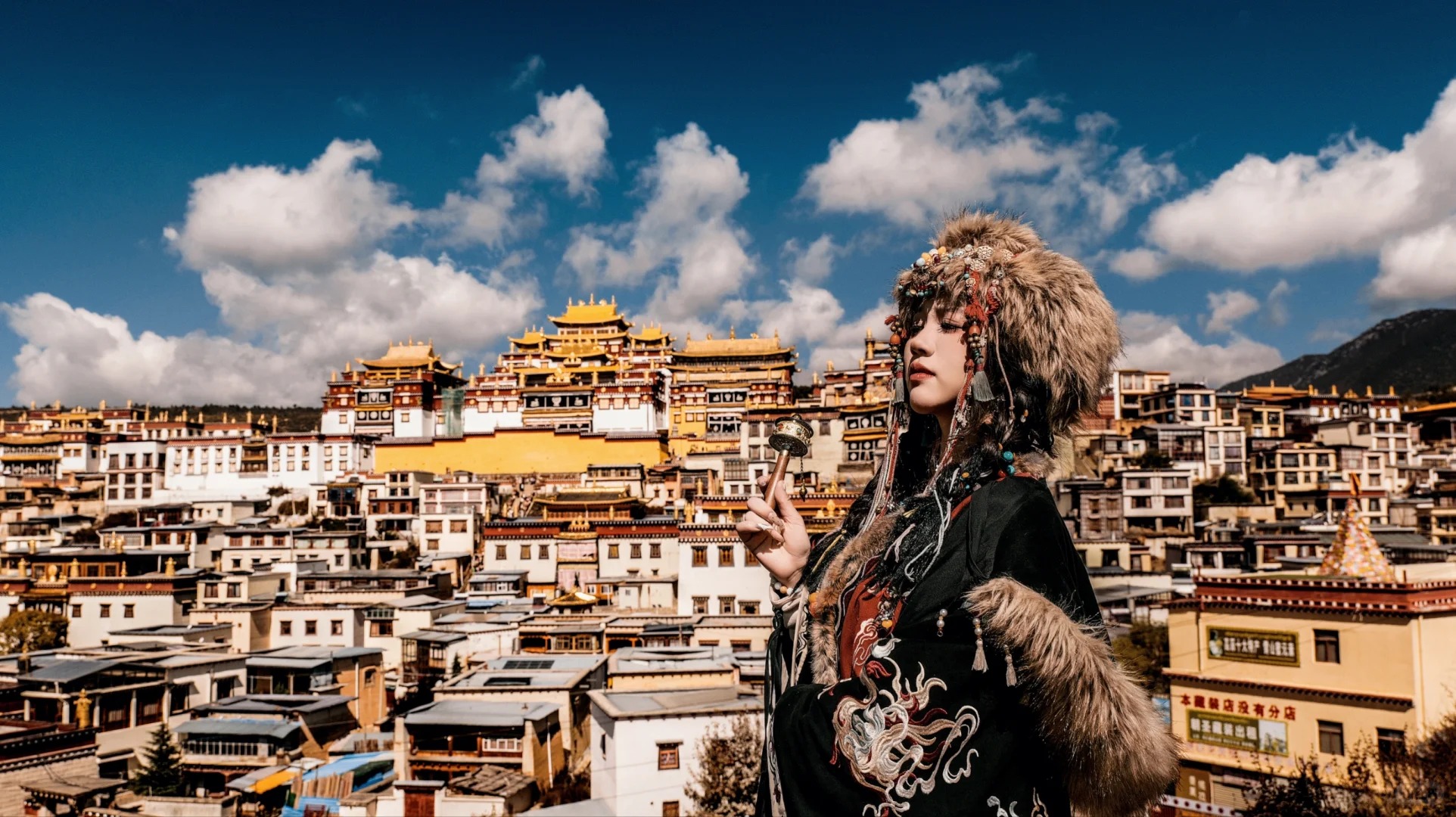 Du khách chụp ảnh check-in tại Tu viện Songzanlinsi.