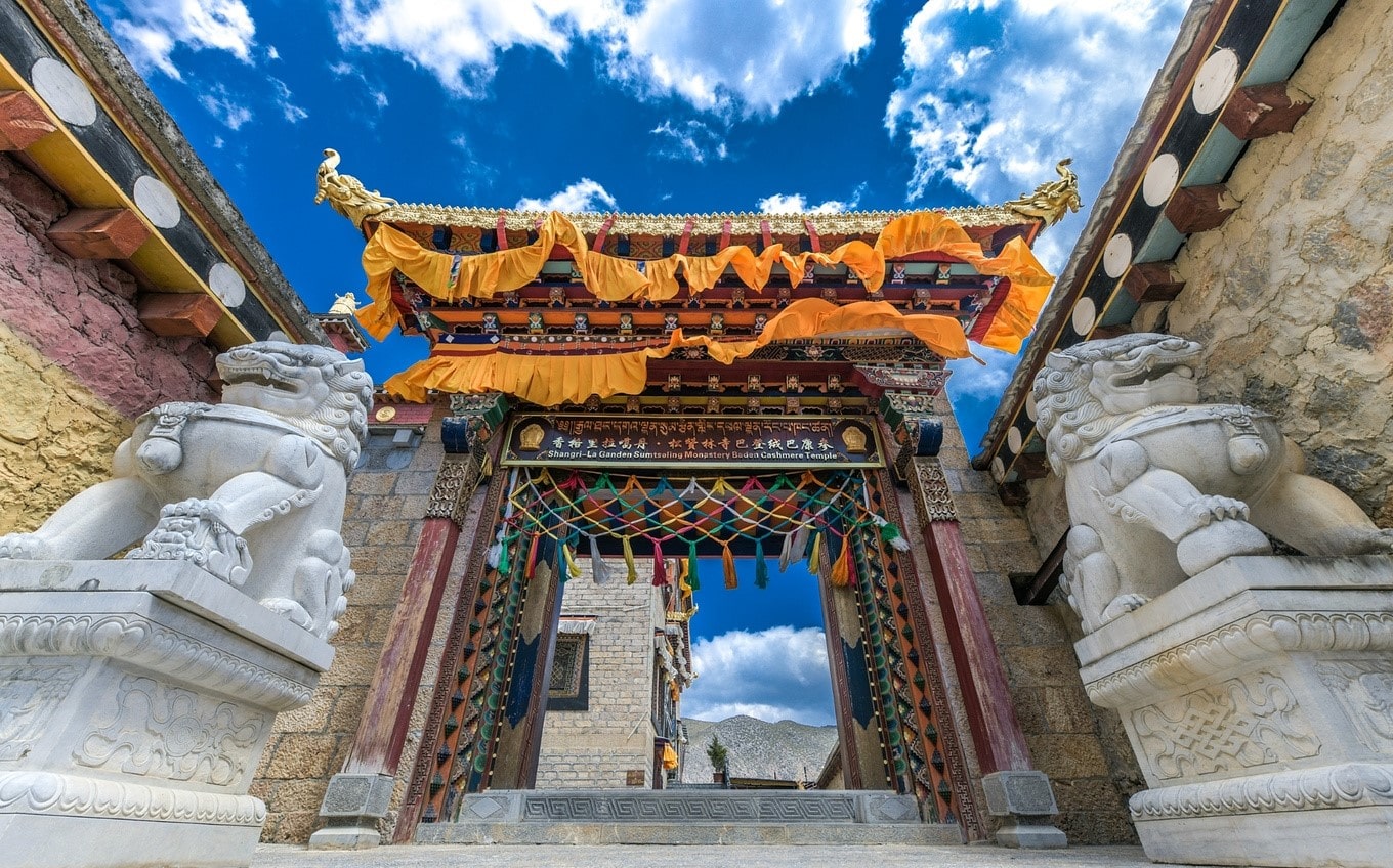 Cổng Tu viện Songzanlinsi với tượng sư tử đá uy nghiêm