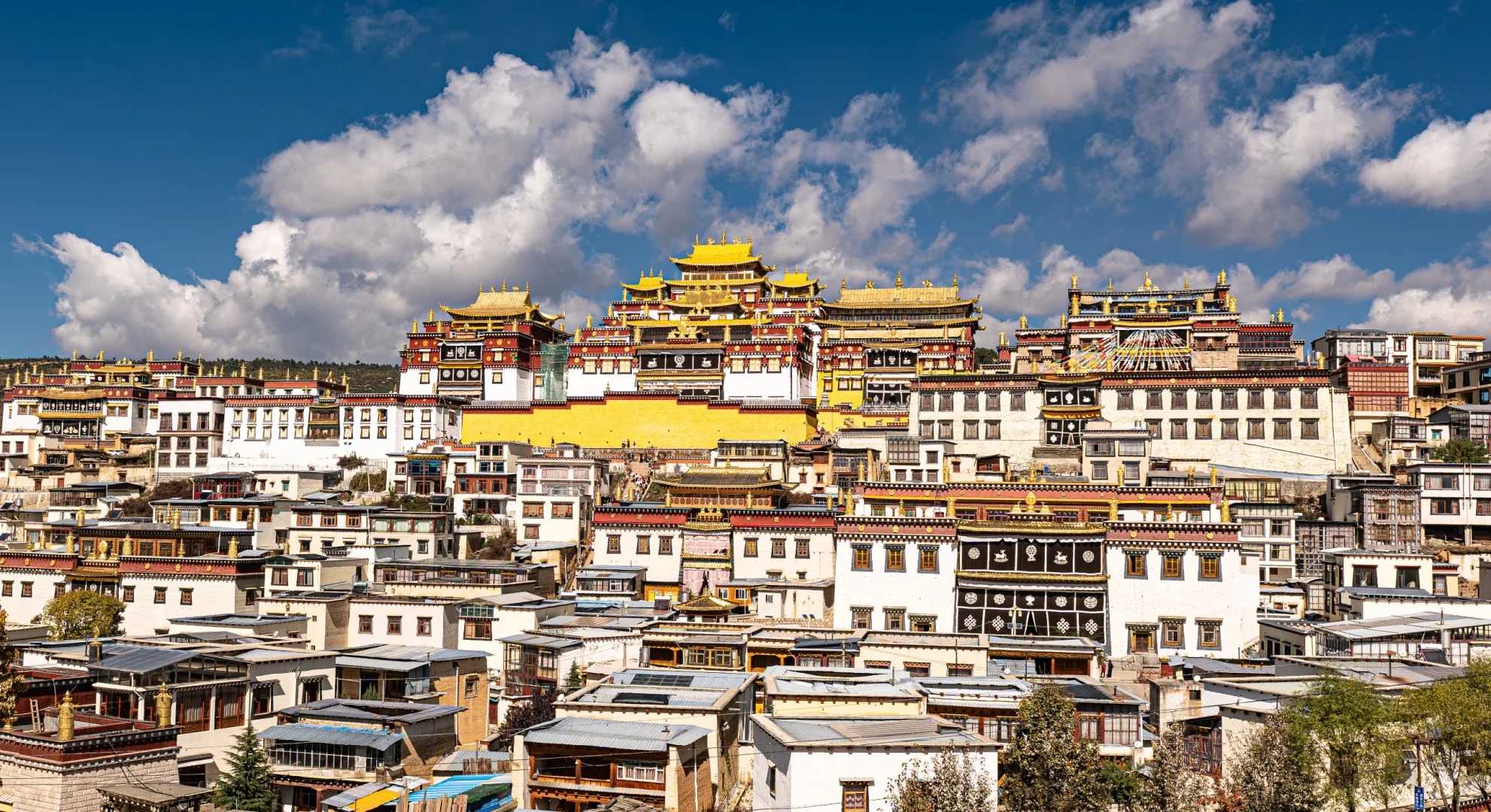 Tu viện Songzanlinsi uy nghi giữa núi non.