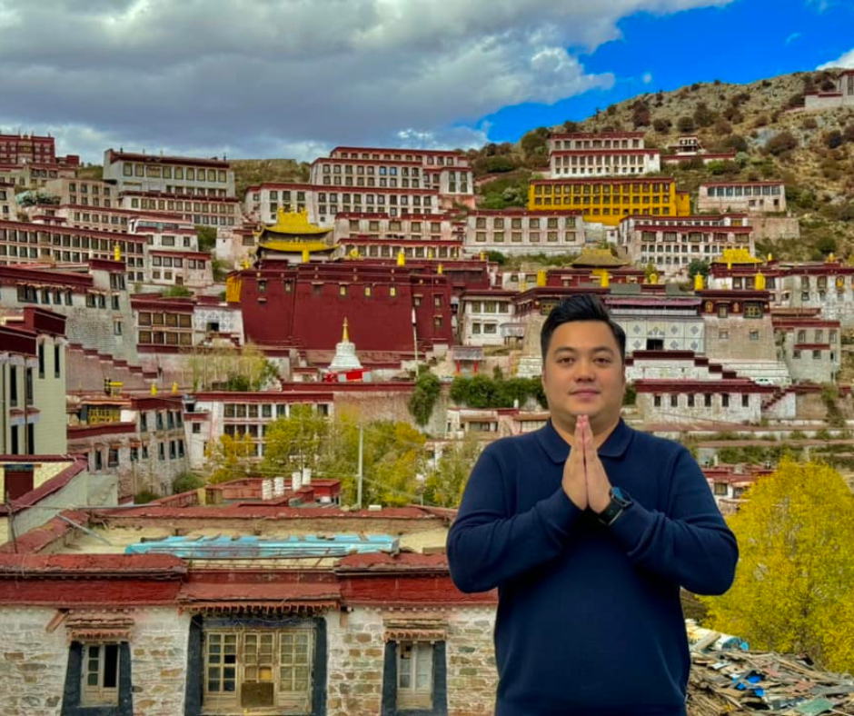 Gi&aacute;m Đốc HanVina Travel chụp ảnh thực tế ngay tại tu viện ganden