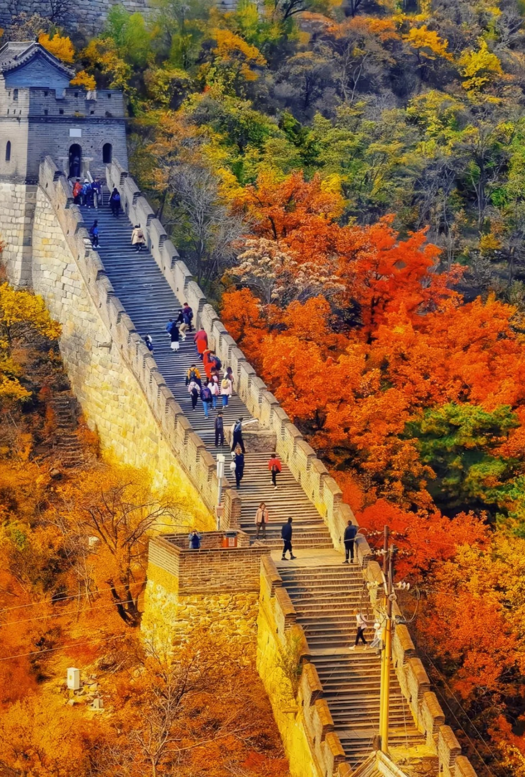 Ho&agrave;ng h&ocirc;n bu&ocirc;ng xuống tr&ecirc;n Vạn L&yacute; Trường Th&agrave;nh, tạo n&ecirc;n khung cảnh kỳ vĩ đầy m&ecirc; hoặc.