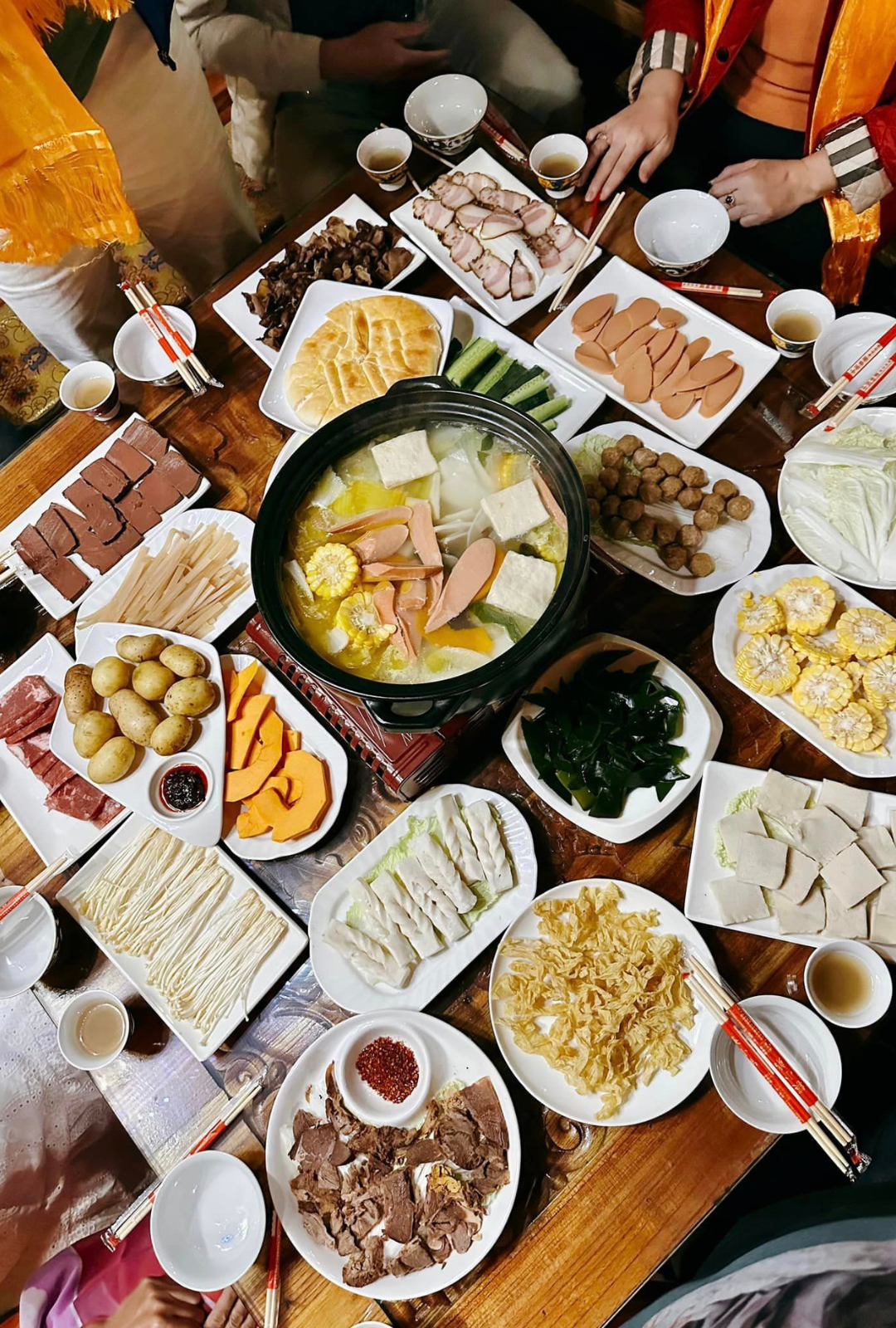 Du kh&aacute;ch thưởng thức m&oacute;n ăn Tạng địa phương L&agrave;ng T&acirc;y Tạng nằm giữa n&uacute;i rừng Cửu Trại.