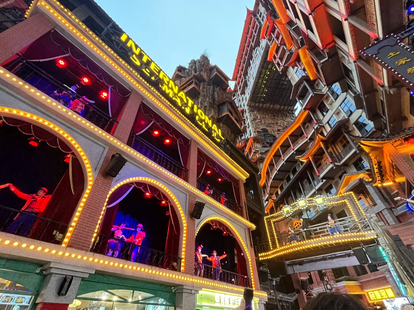 Kiến trúc Điếu Cước Lâu truyền thống, tái hiện qua từng tầng lầu chồng xếp độc đáo.