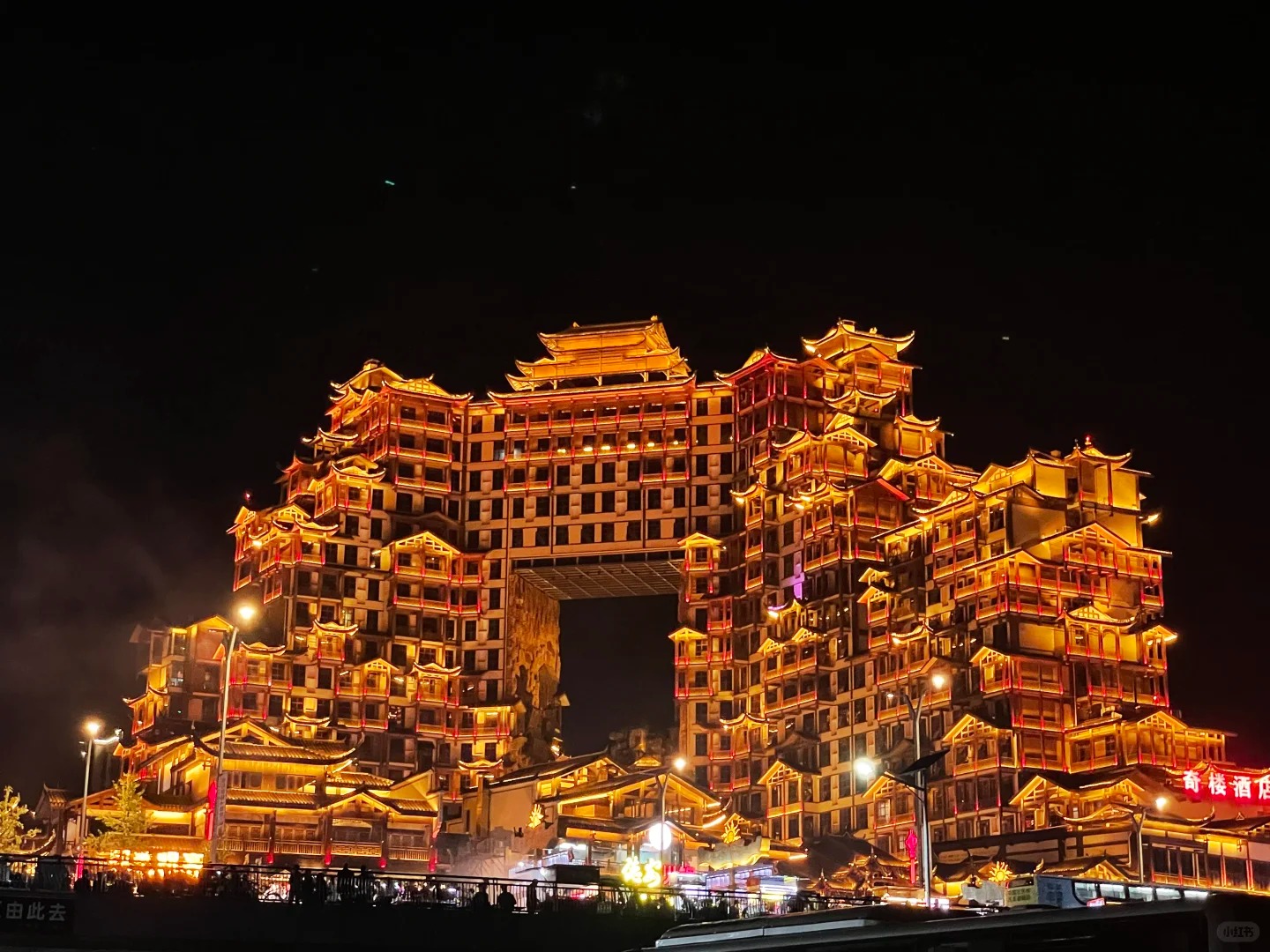 Toàn cảnh 72 Kỳ Lầu rực rỡ ánh đèn, nổi bật giữa núi rừng Trương Gia Giới về đêm.