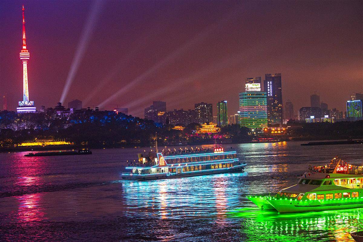 Du thuyền lướt nhẹ tr&ecirc;n mặt nước s&ocirc;ng Dương Tử phản chiếu &aacute;nh đ&egrave;n.