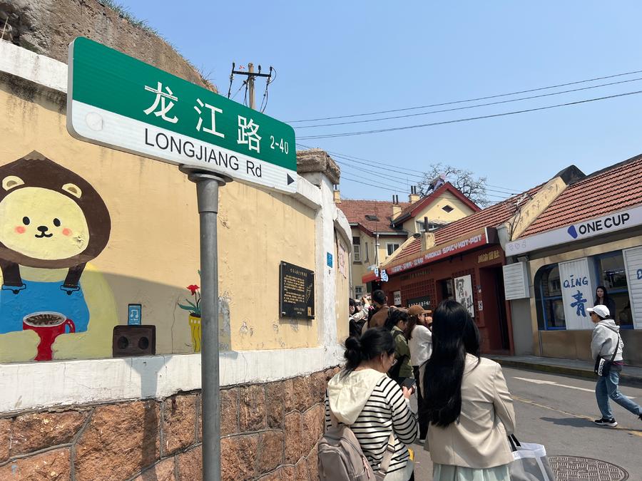 Con đường Long Giang nổi tiếng với những hình ảnh hoạt hình nổi tiếng