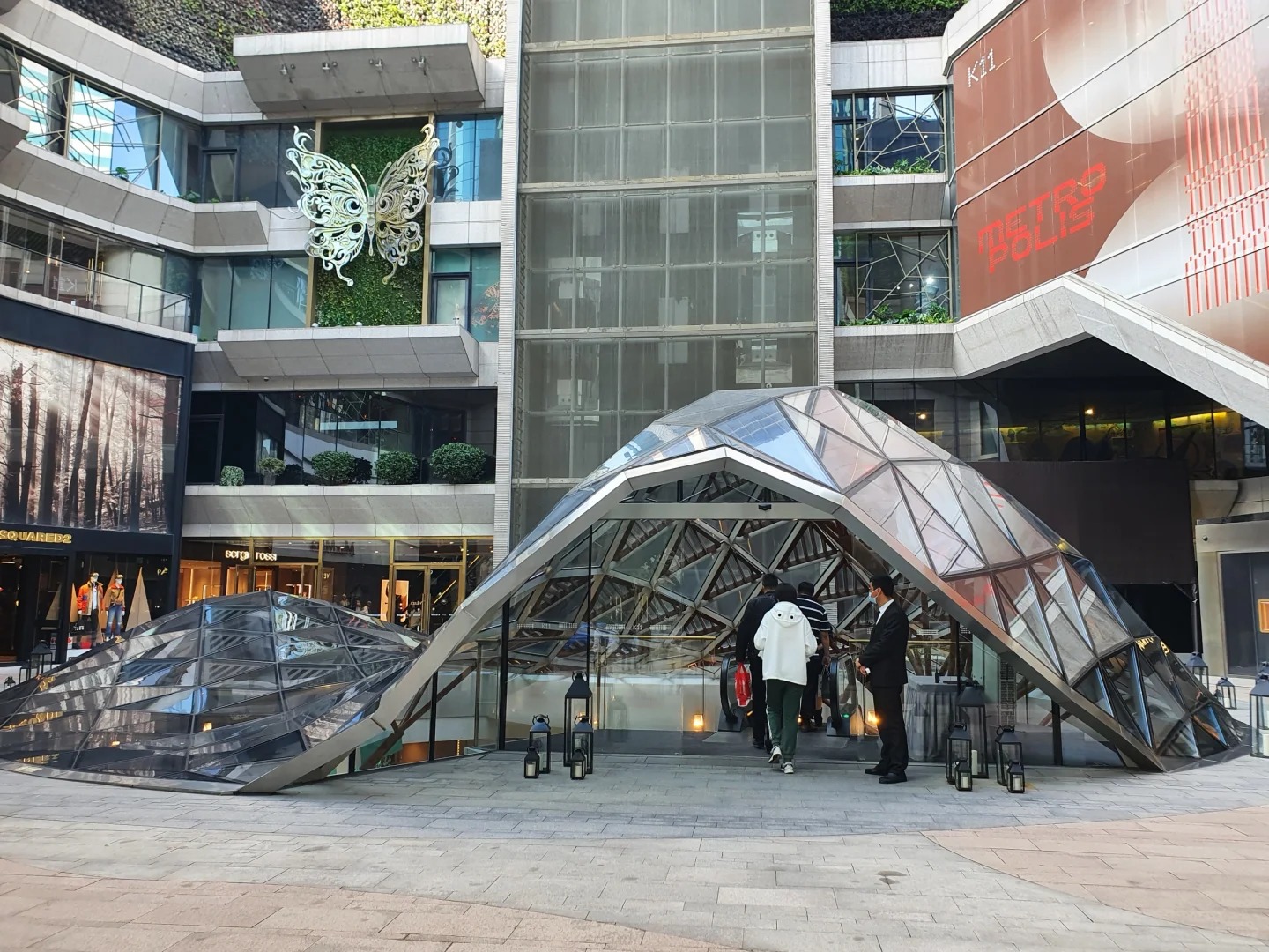 Cổng v&ograve;m k&iacute;nh trong đi v&agrave;o trong trung t&acirc;m thương mại K11