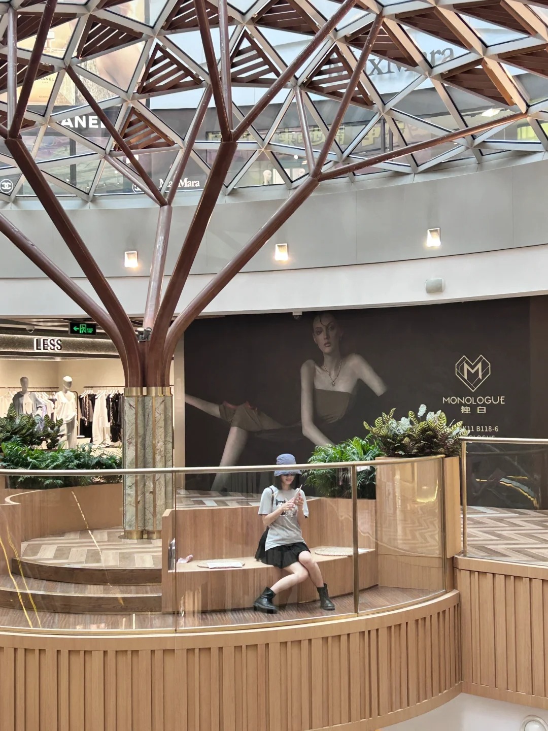 Trần nh&agrave; bằng k&iacute;nh phản chiếu &aacute;nh s&aacute;ng v&agrave; nghệ thuật sắp đặt.