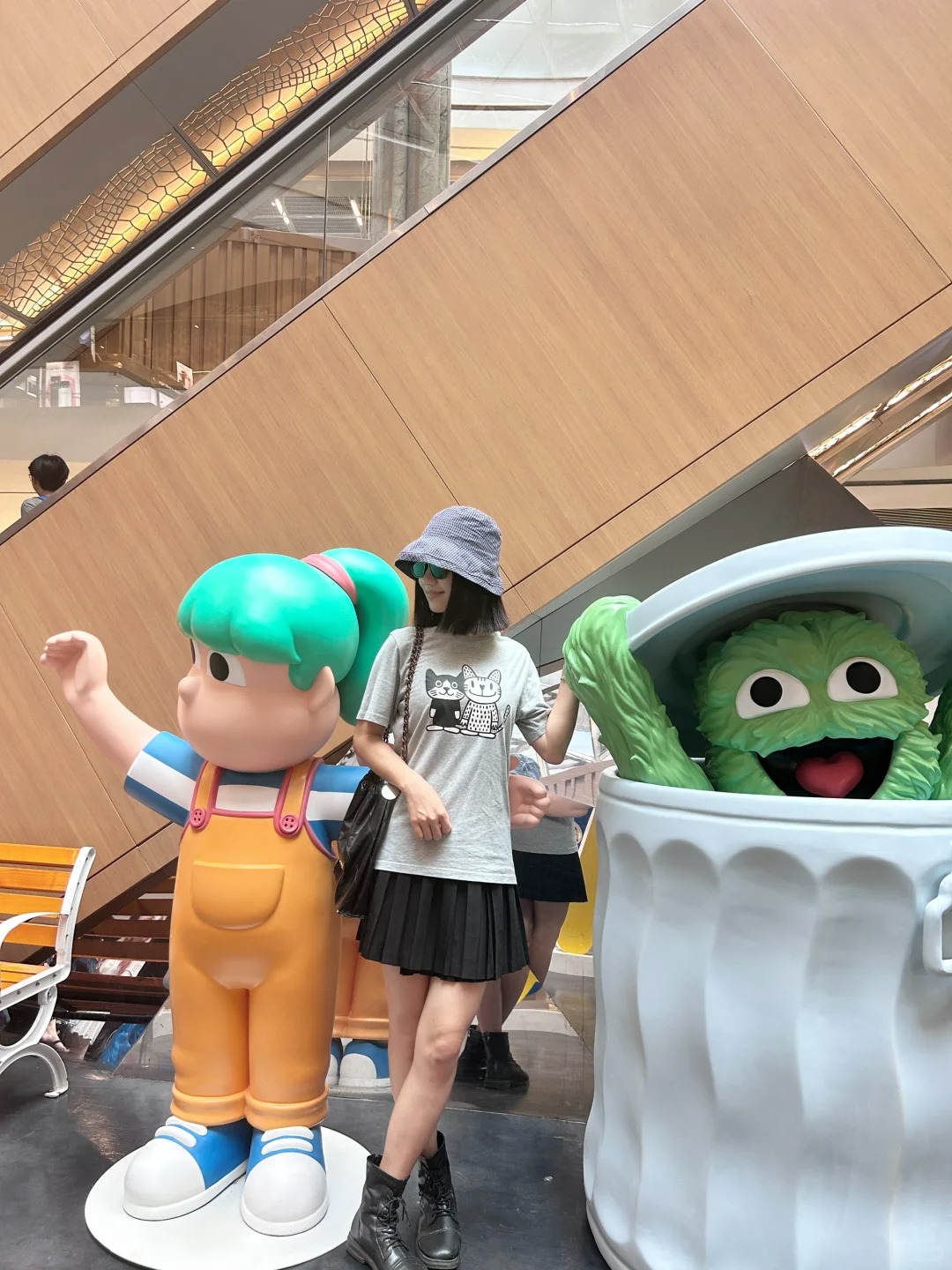 du kh&aacute;ch check-in c&ugrave;ng c&aacute;c m&ocirc; h&igrave;nh nghệ thuật tại k11 art mall