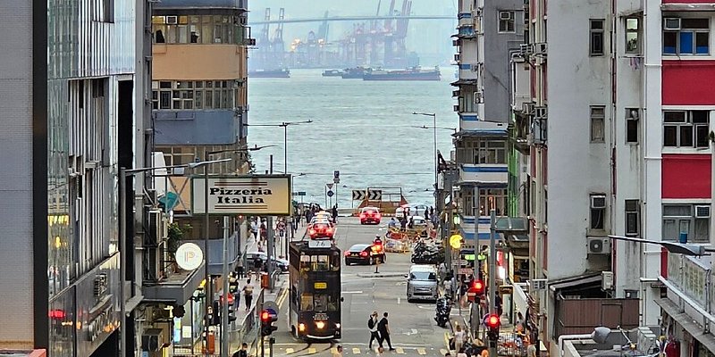 Con dốc phố biển Kennedy Town với tầm nh&igrave;n thẳng tắp hướng ra l&agrave;n nước xanh biếc