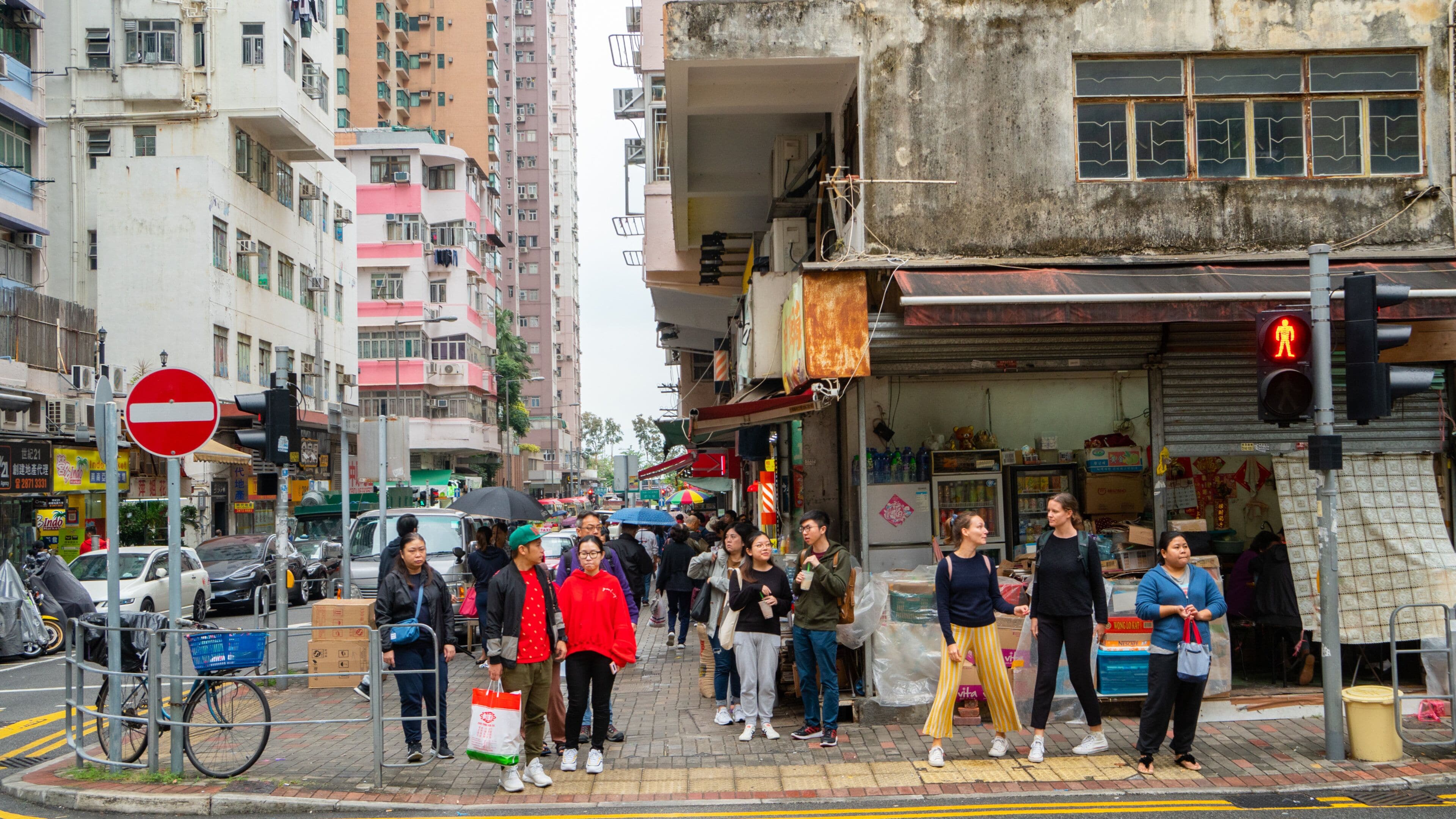 Con dốc phố biển Kennedy Town, du kh&aacute;ch đang chờ phương tiện cong cộng