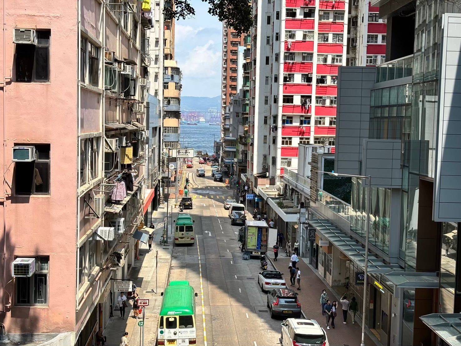 Tầm nh&igrave;n đ&oacute;n ho&agrave;ng h&ocirc;n triệu like tại đường dạo biển Vịnh Belcher ph&iacute;a T&acirc;y đảo Hong Kong