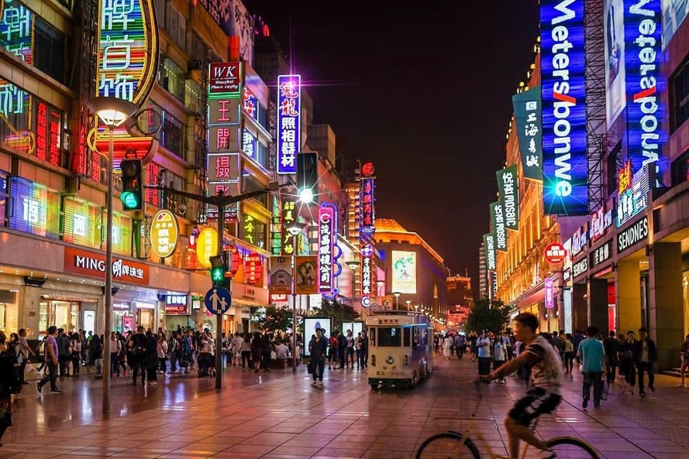 Tour Trung Quốc: Tản bộ tại Phố đi bộ Nam Kinh, khu phố sầm uất với nhiều cửa h&agrave;ng v&agrave; kiến tr&uacute;c đẹp mắt, trải nghiệm kh&ocirc;ng kh&iacute; hiện đại của Thượng Hải c&ugrave;ng Hanvina Travel.