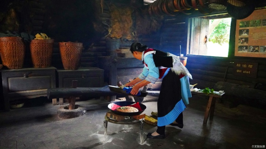 Kiến tr&uacute;c Naxi truyền thống với m&aacute;i ng&oacute;i cong v&agrave; họa tiết tinh xảo tại Ngọc Thủy Trại.