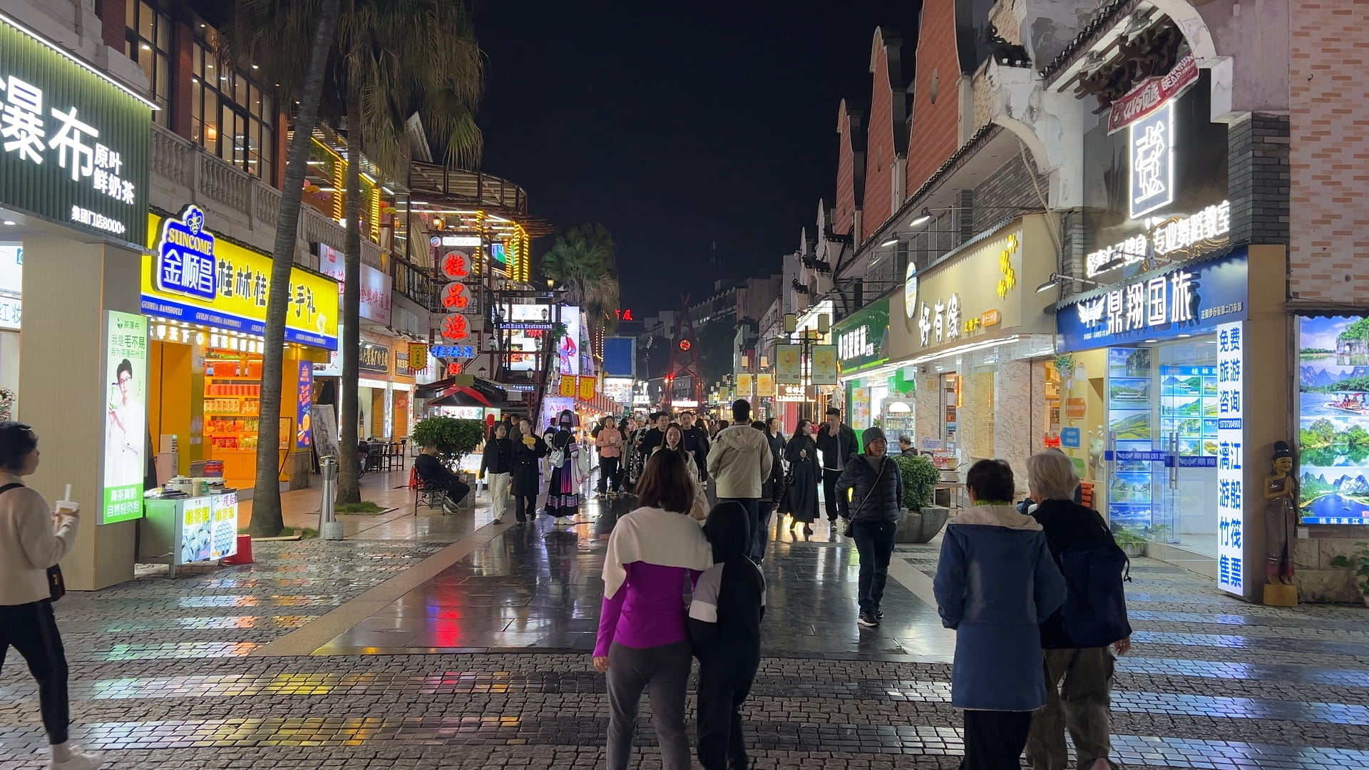 Con Phố chính dương lát đá cổ kính nhộn nhịp.