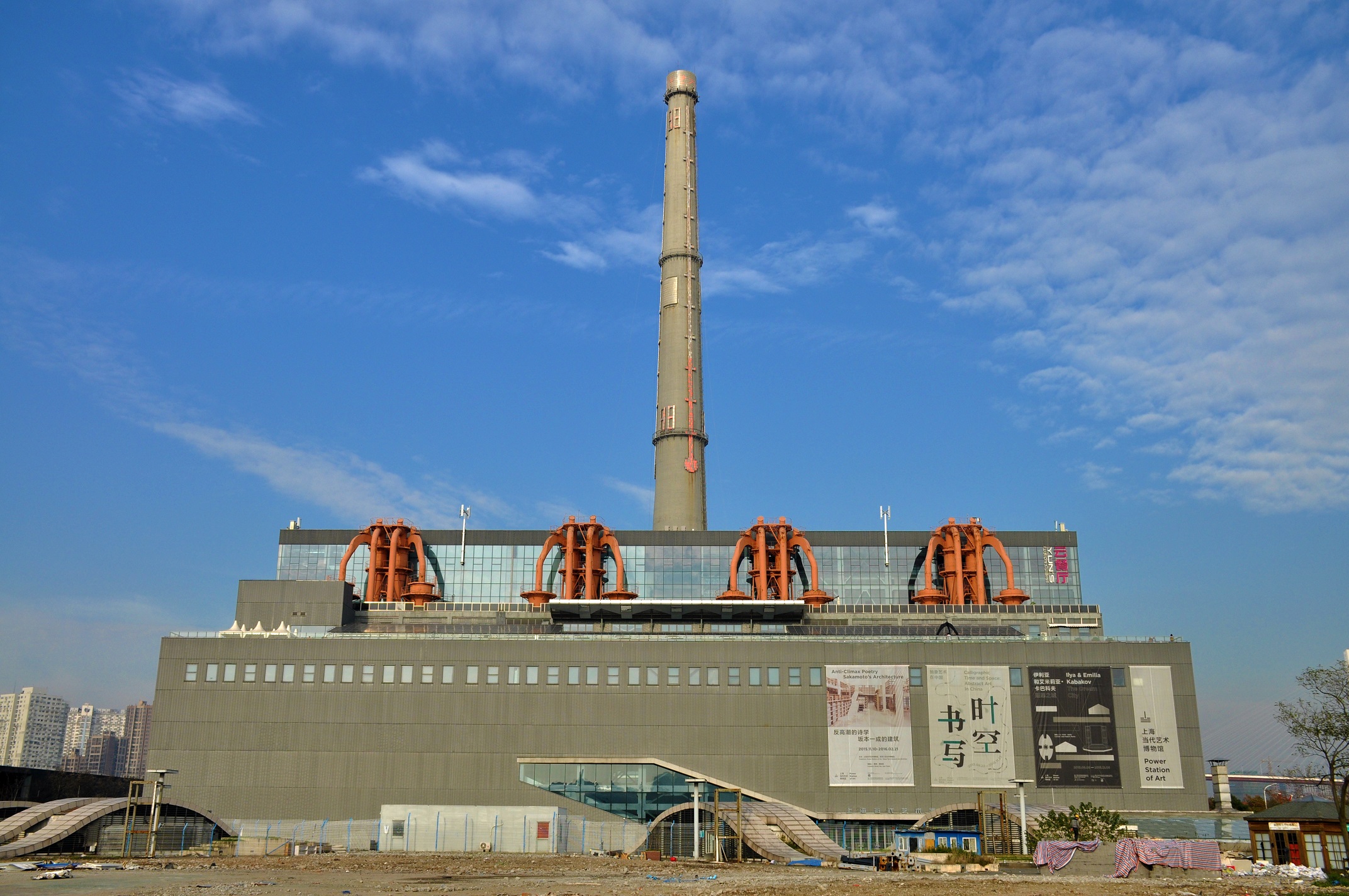 Mặt tiền Power Station of Art với ống khói cao 165m, biểu tượng công nghiệp hóa kết hợp nghệ thuật.