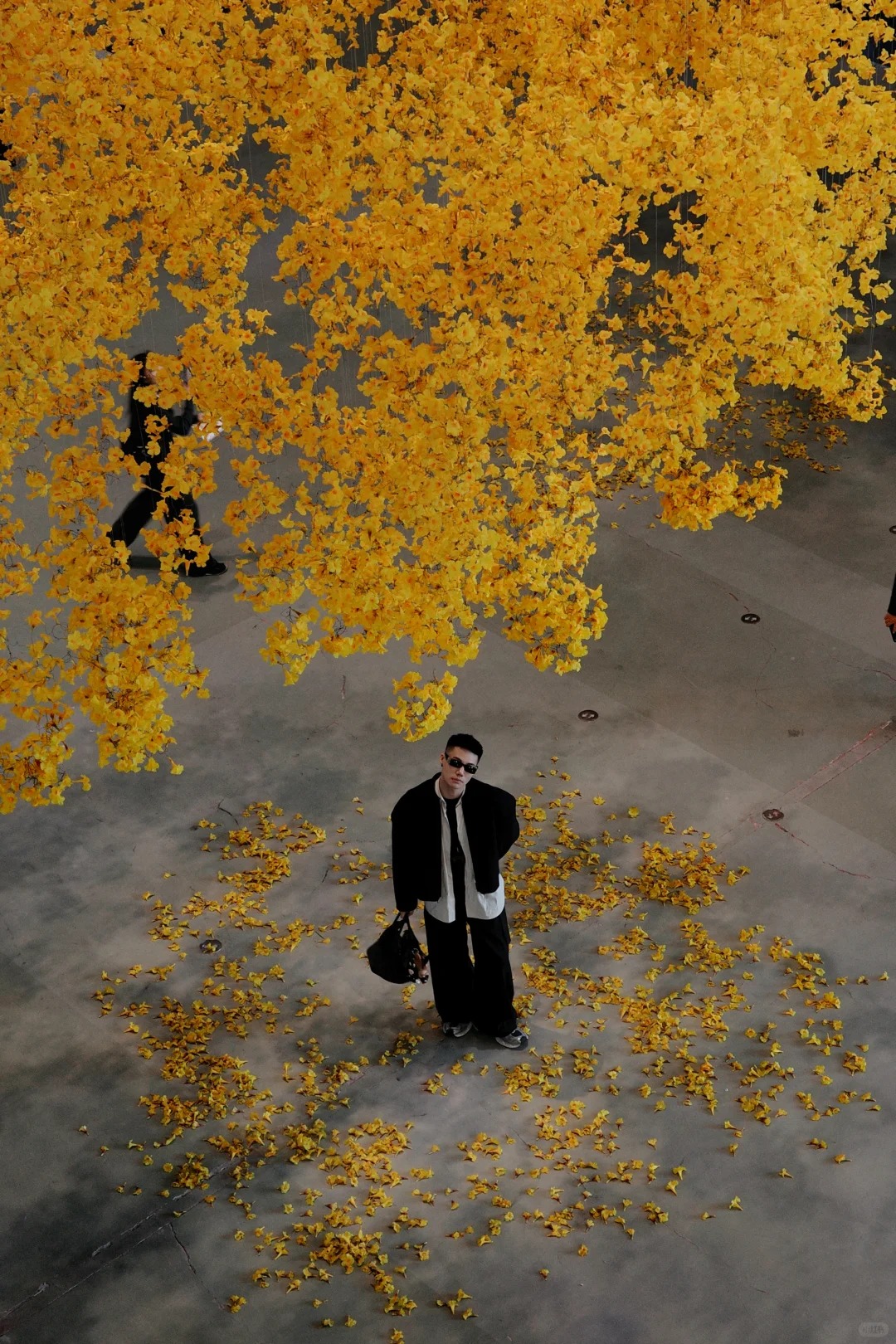 Du kh&aacute;ch check-in c&ugrave;ng t&aacute;c phẩm tại Bảo t&agrave;ng Nghệ thuật Đương đại Thượng Hải 