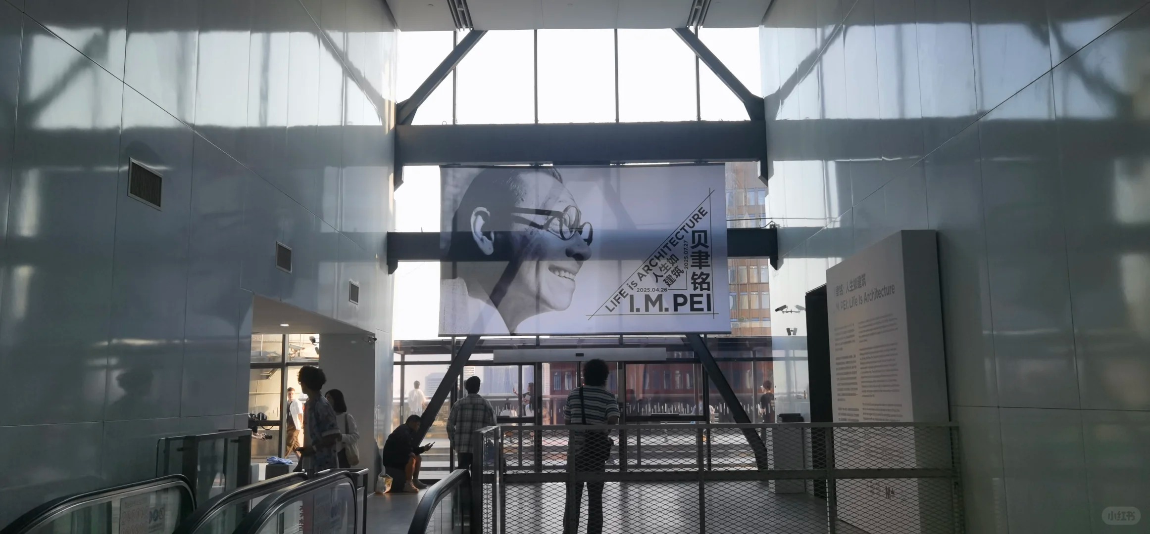 Sảnh chính bảo tàng với trần cao và ánh sáng tự nhiên chiếu qua cửa kính lớn.