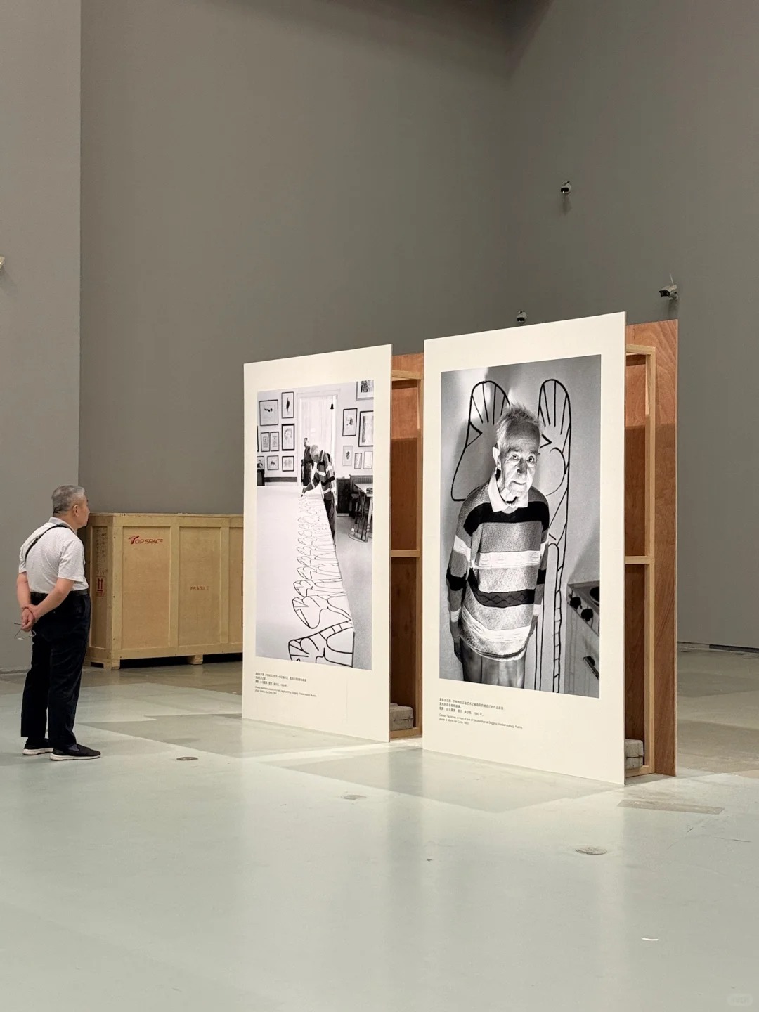 Du khách tạo dáng bên tác phẩm nghệ thuật