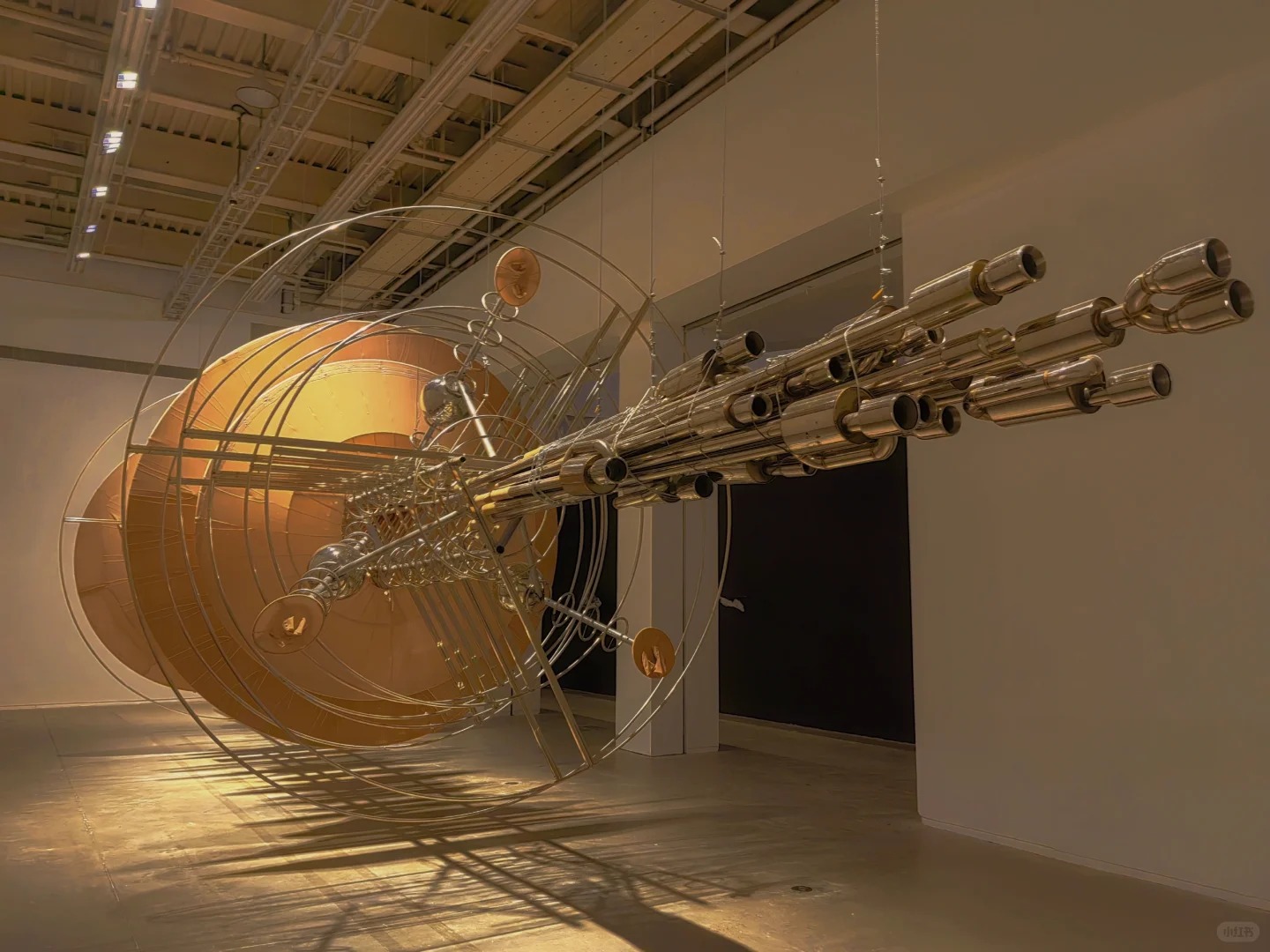 Du khách chiêm ngưỡng tác phẩm sắp đặt khổng lồ giữa không gian công nghiệp.