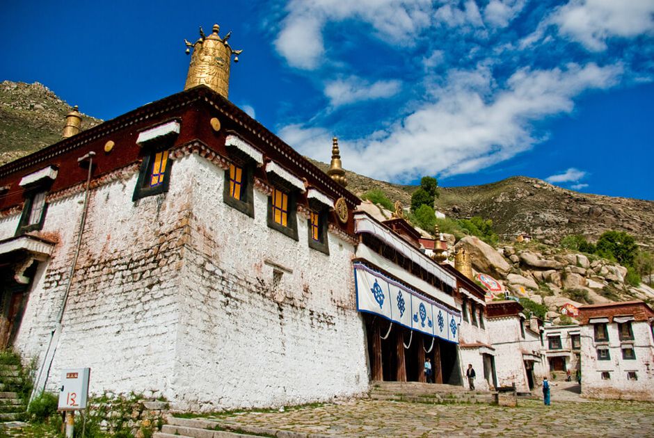 Tu viện Sera uy nghi giữa n&uacute;i non Lhasa.