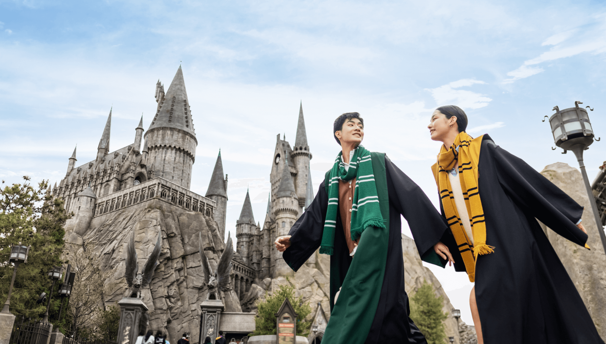 Khu Harry Potter với l&acirc;u đ&agrave;i Hogwarts ho&agrave;nh tr&aacute;ng.