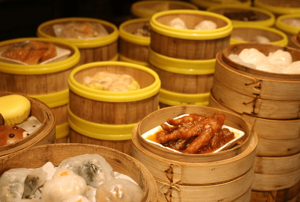 Tr&agrave; s&aacute;ng truyền thống tại nh&agrave; h&agrave;ng Quảng Đ&ocirc;ng.