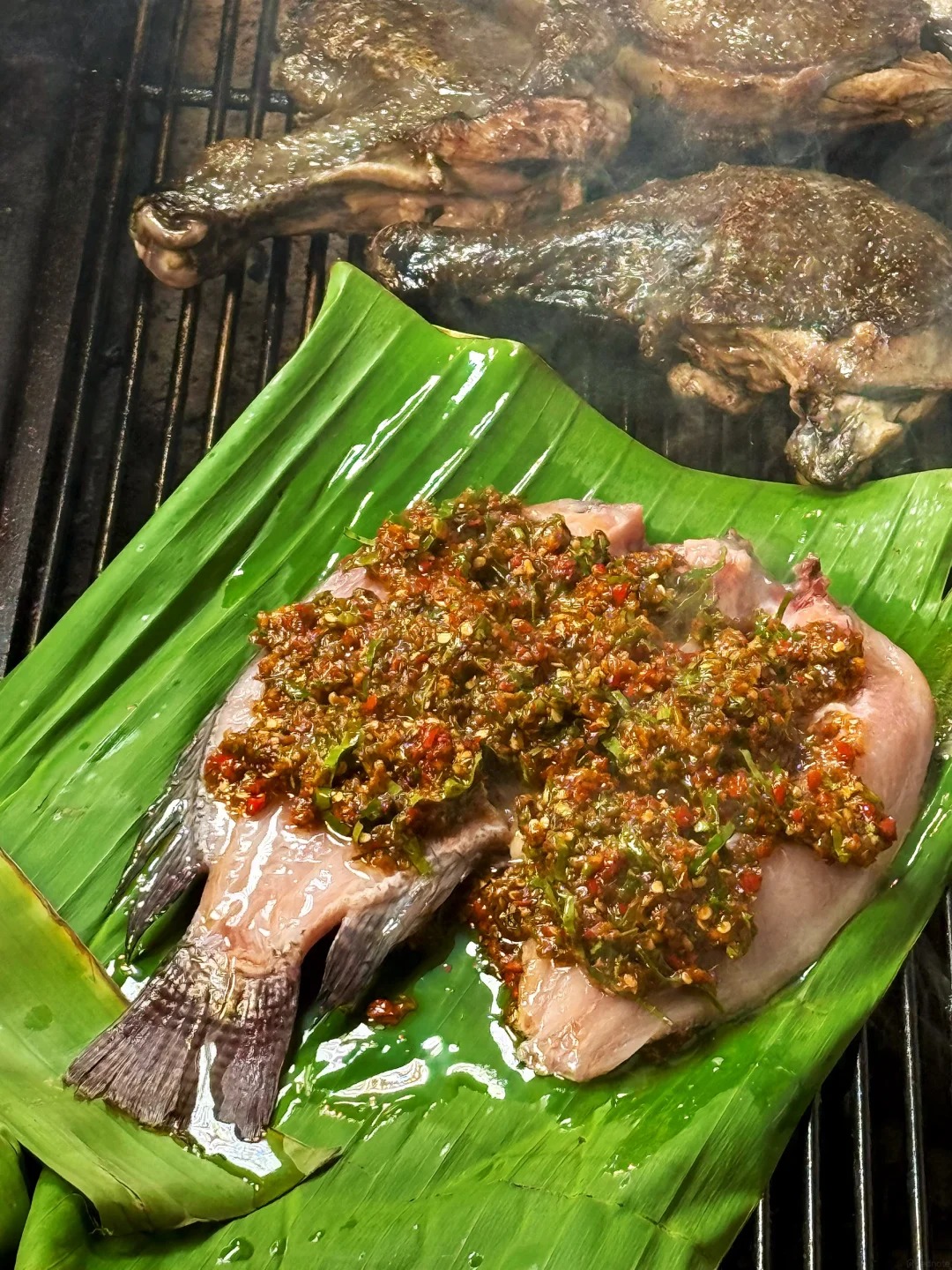Cá suối nướng lá chuối kiểu Quế Lâm.