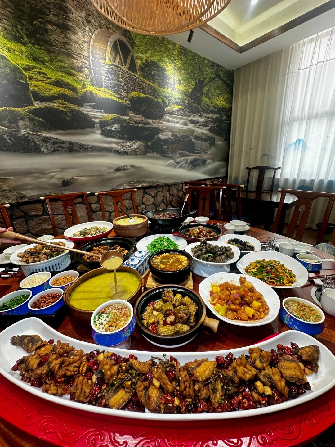 Bữa cơm gia đình với món ăn vùng Quế Lâm.