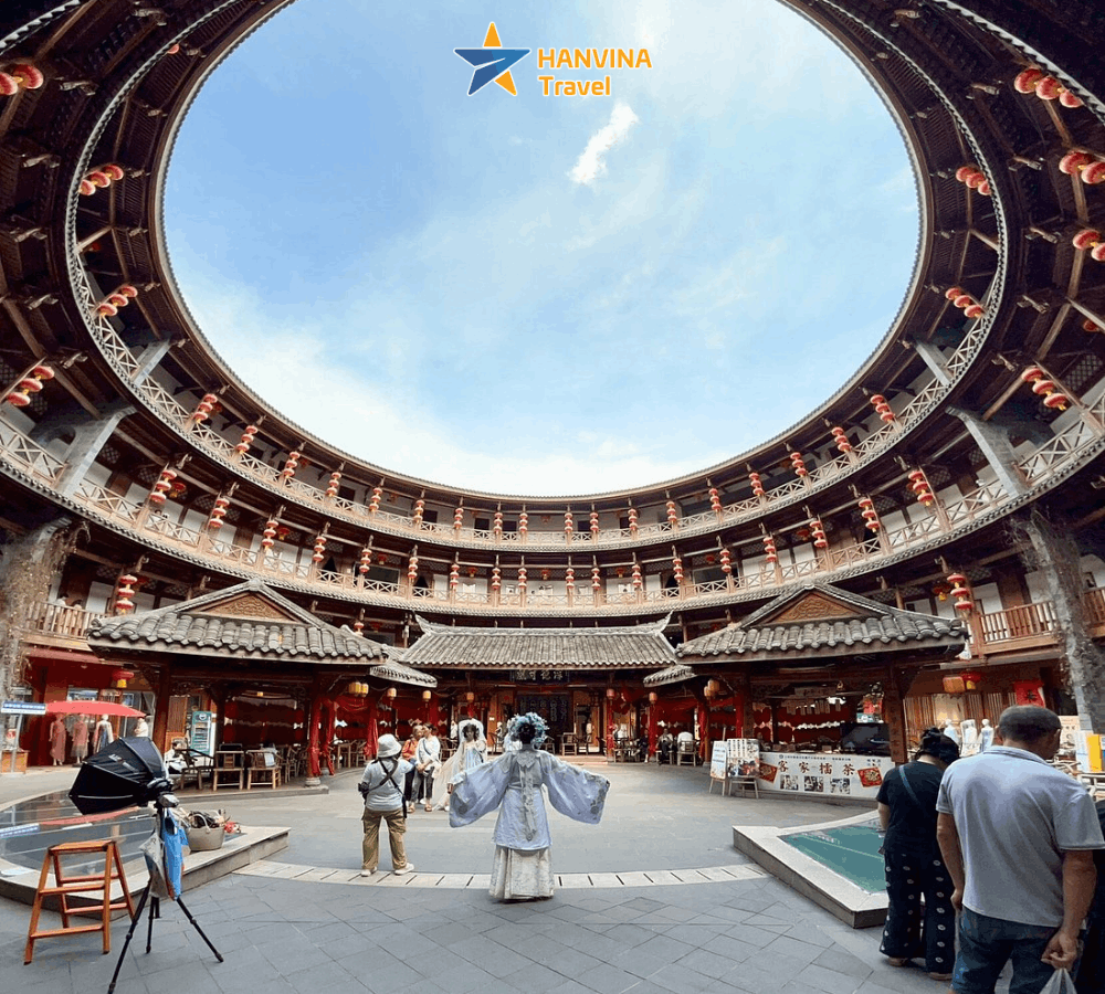Du kh&aacute;ch tour HanVina Travel diện trang phục H&aacute;n phục cổ trang tạo d&aacute;ng trước Thổ L&acirc;u B&aacute;c L&atilde;ng