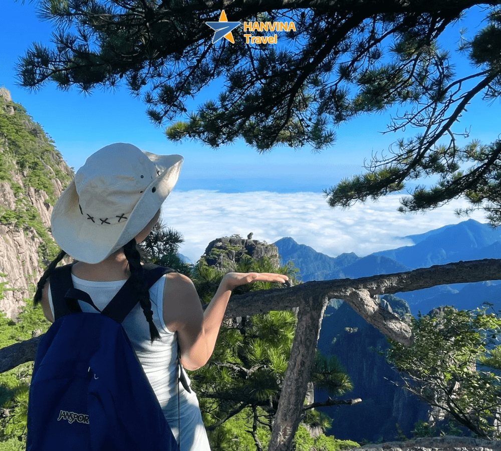 Du kh&aacute;ch check-in c&ugrave;ng cảnh m&acirc;y n&uacute;i bao quanh đỉnh Ho&agrave;ng Sơn