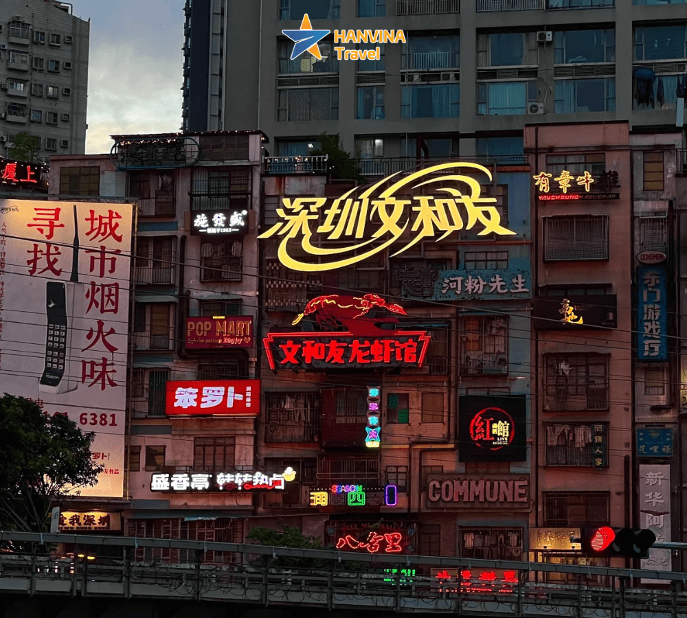 Nh&agrave; h&agrave;ng tại phố đi bộ đ&ocirc;ng m&ocirc;n với &aacute;nh đến neon đặc trưng