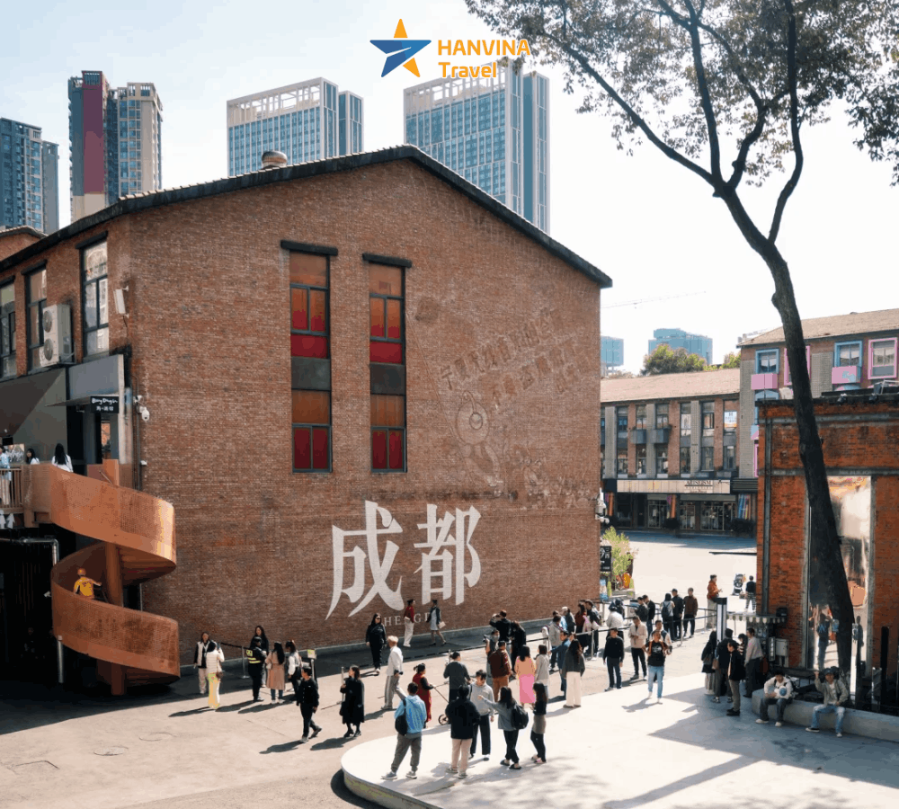 Mặt tiền kiến trúc Bauhaus bằng gạch nung đỏ rực rỡ tại khu phức hợp Dongjiao Jiyi Thành Đô