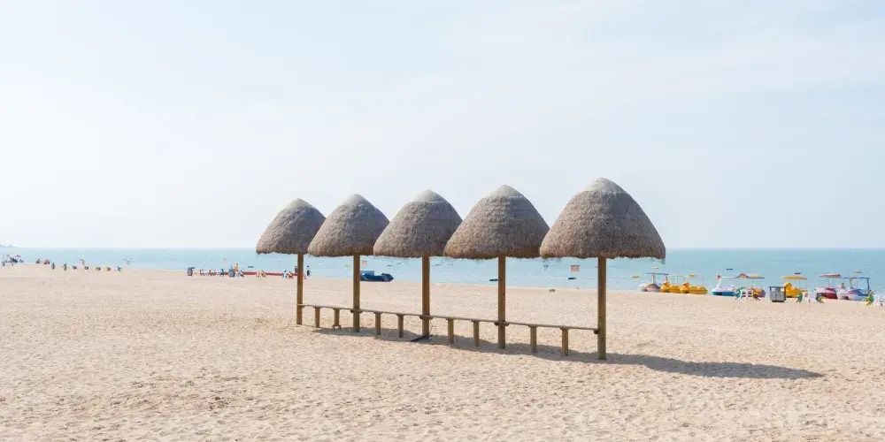 Bãi biển Kim Cương lung linh ánh nắng.