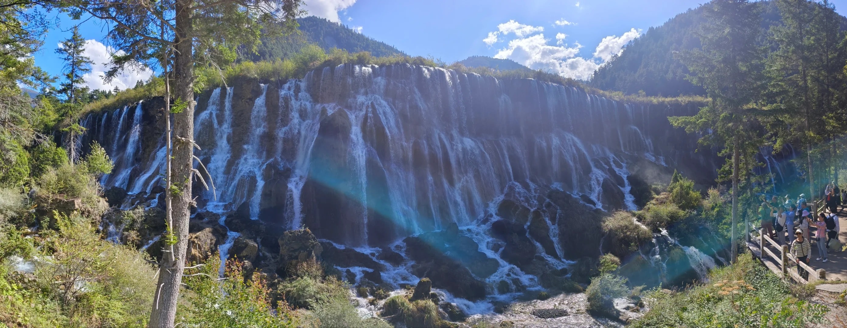 Th&aacute;c Trần Ch&acirc;u nước rực rỡ chảy xuống v&aacute;ch đ&aacute; tại Cửu Trại C&acirc;u
