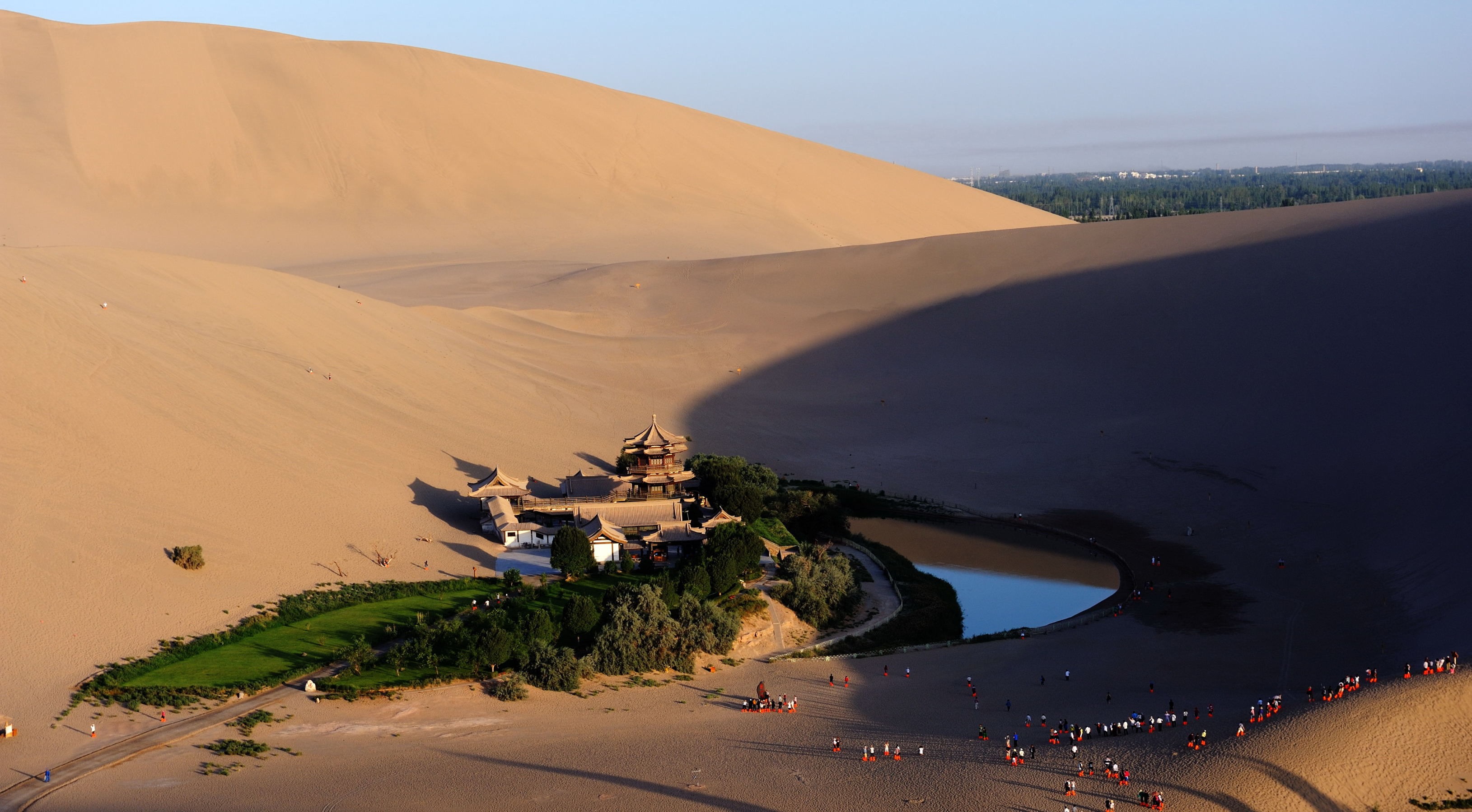 Nguyệt Nha Tuyền – ốc đảo xanh huyền thoại giữa sa mạc Minh Sa Sơn, biểu tượng kỳ diệu của Đôn Hoàng.