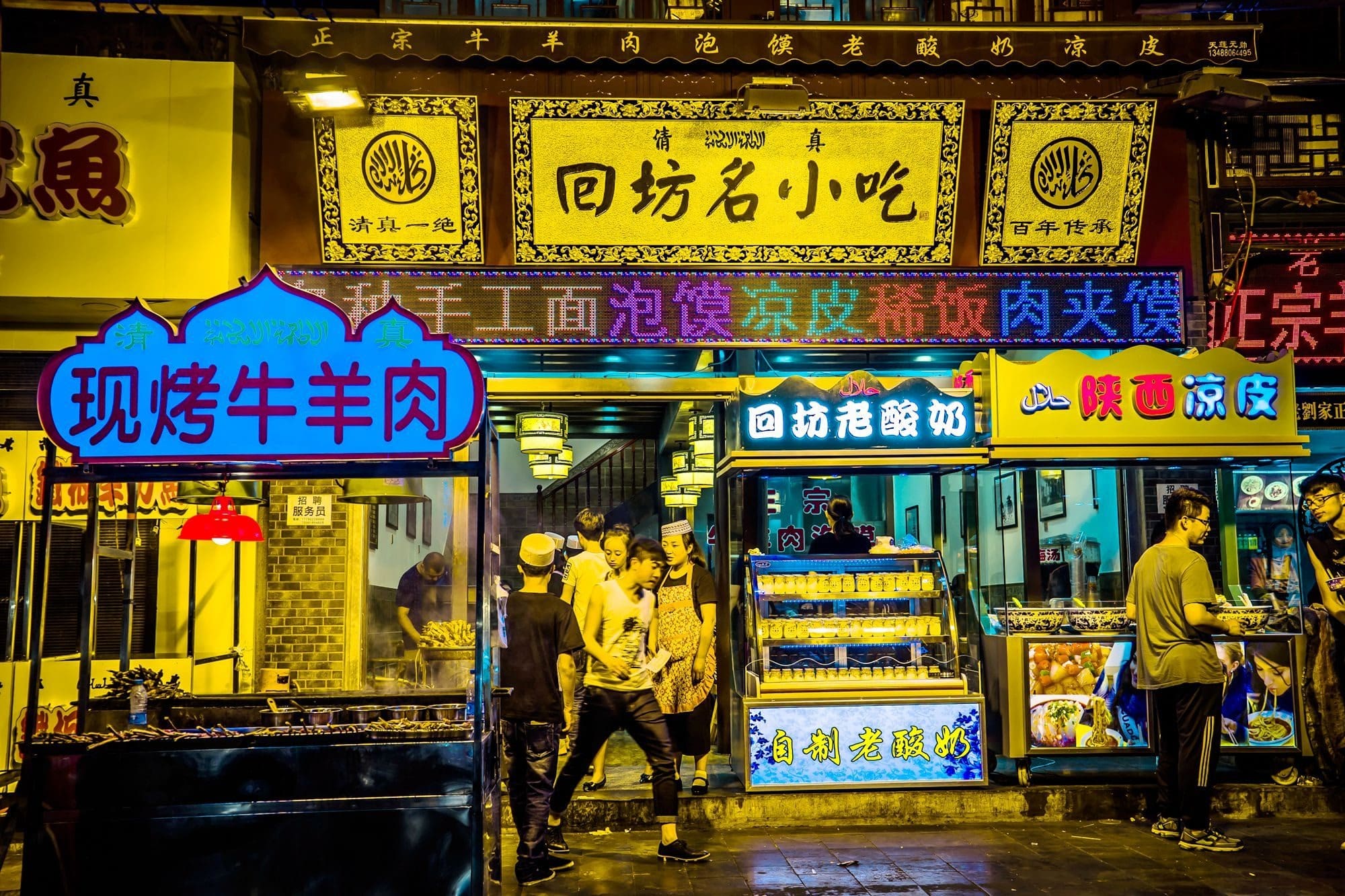 Biển hiệu chữ H&aacute;n v&agrave; chữ Ả Rập tại Con phố Hội D&acirc;n v&agrave;o ban đ&ecirc;m