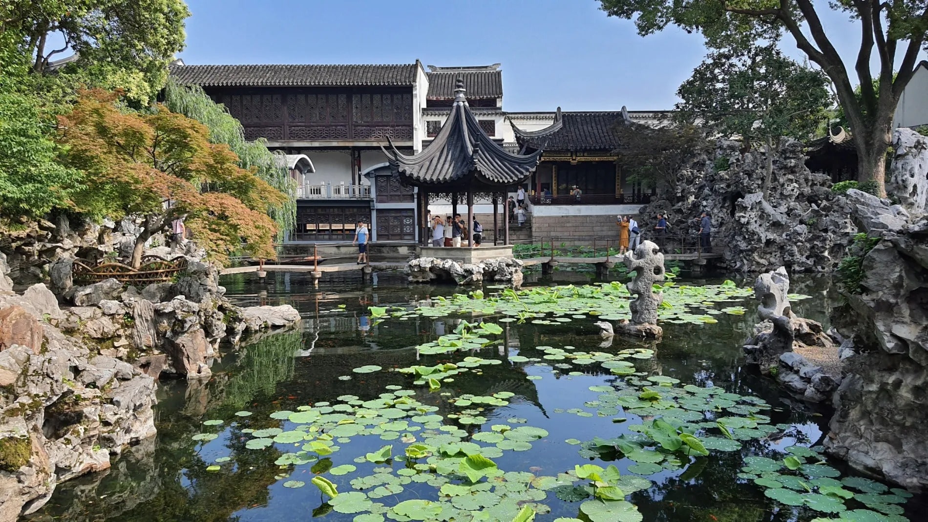 Đ&igrave;nh cổ trong Sư Tử L&acirc;m soi b&oacute;ng xuống hồ nước trong vườn.