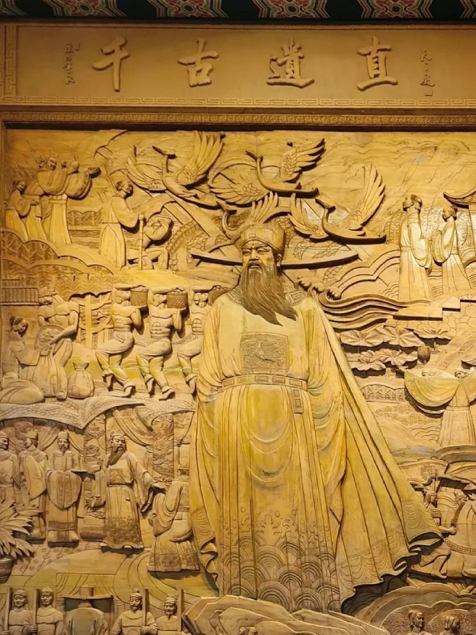 Bước tường khắc h&igrave;nh bức tranh Bao C&ocirc;ng uy nghi&ecirc;m được đặt trong Bao C&ocirc;ng tự