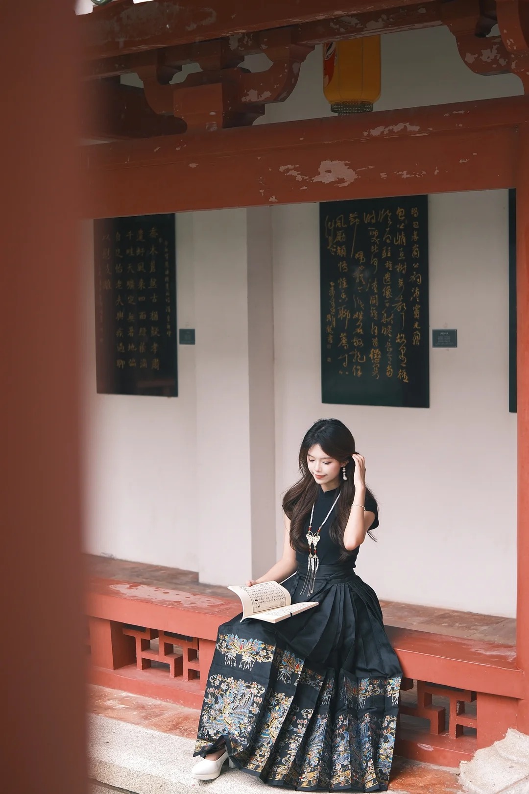 Du kh&aacute;ch chụp ảnh check-in trong khu&acirc;n vi&ecirc;n vươn sau của Bao C&ocirc;ng Tự