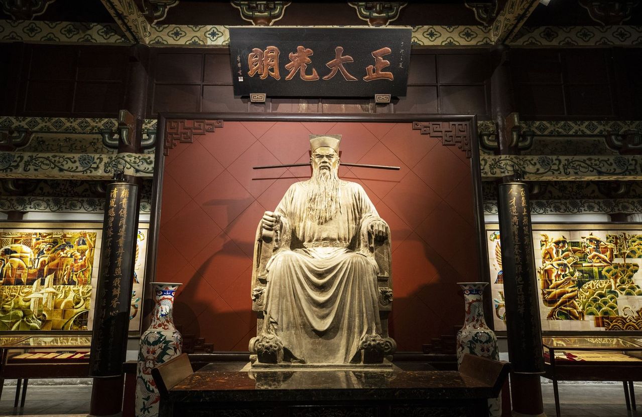 Tượng Bao C&ocirc;ng đặt trang trọng trong ch&aacute;nh điện của Bao C&ocirc;ng Tự