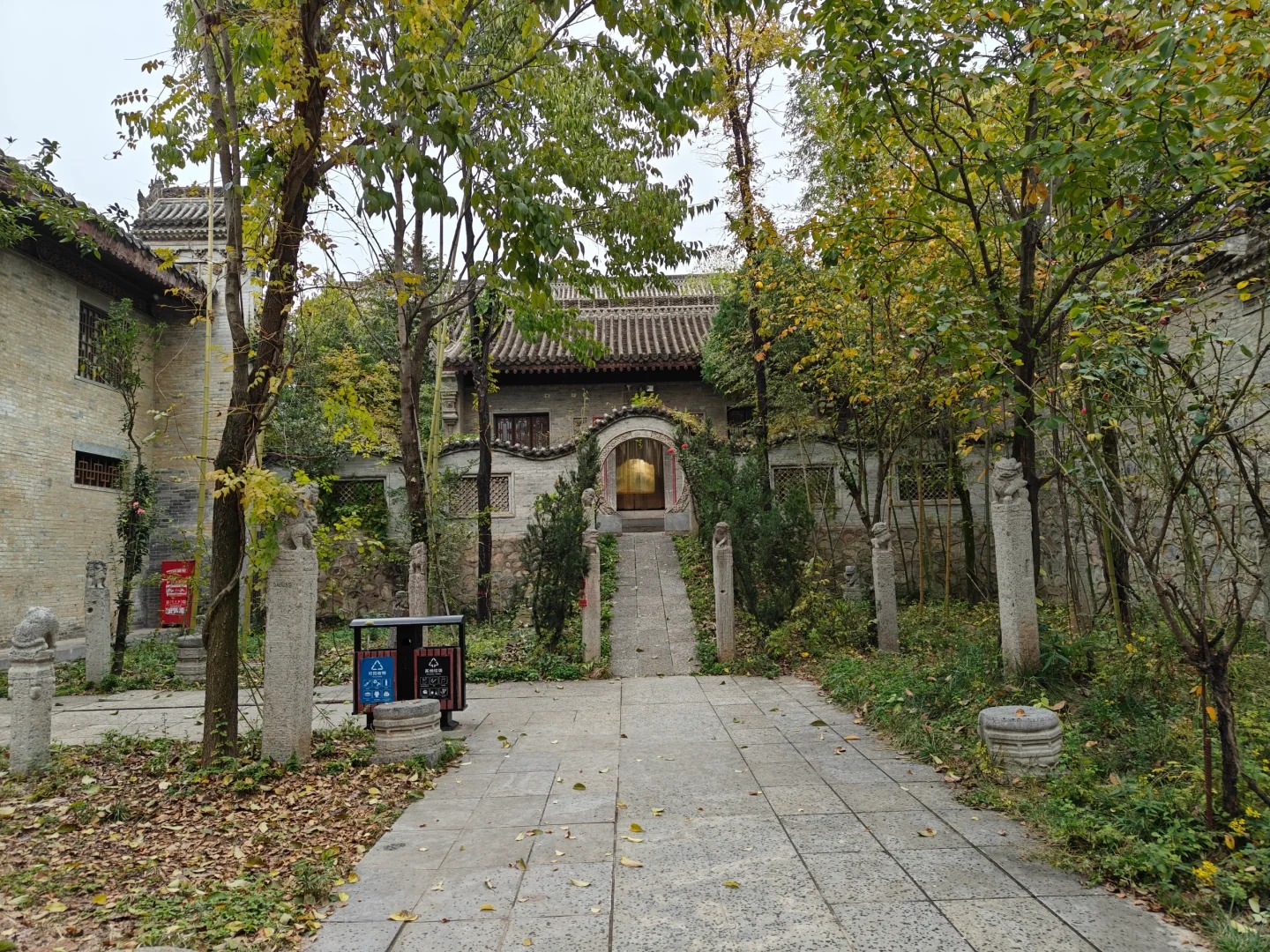 Con đường l&aacute;t đ&aacute; dẫn v&agrave;o khu trưng b&agrave;y bảo t&agrave;ng Guanzhong 