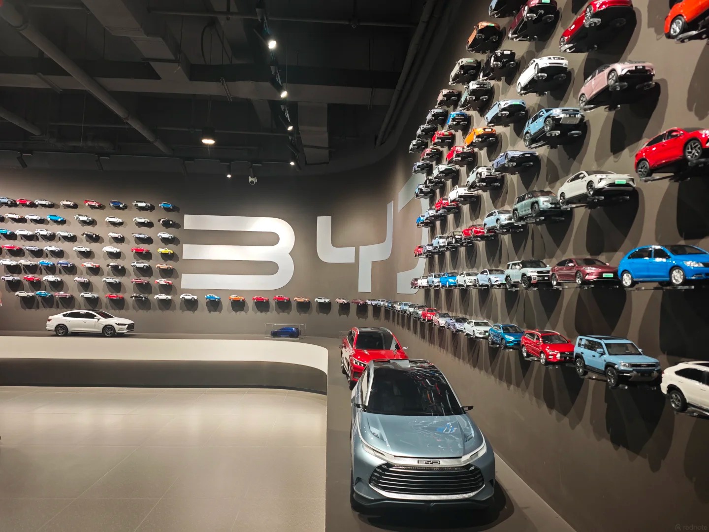 khu vực trưng b&agrave;y c&aacute;c mẫu xe mini trong bảo t&agrave;ng byd Th&acirc;m Quyến 