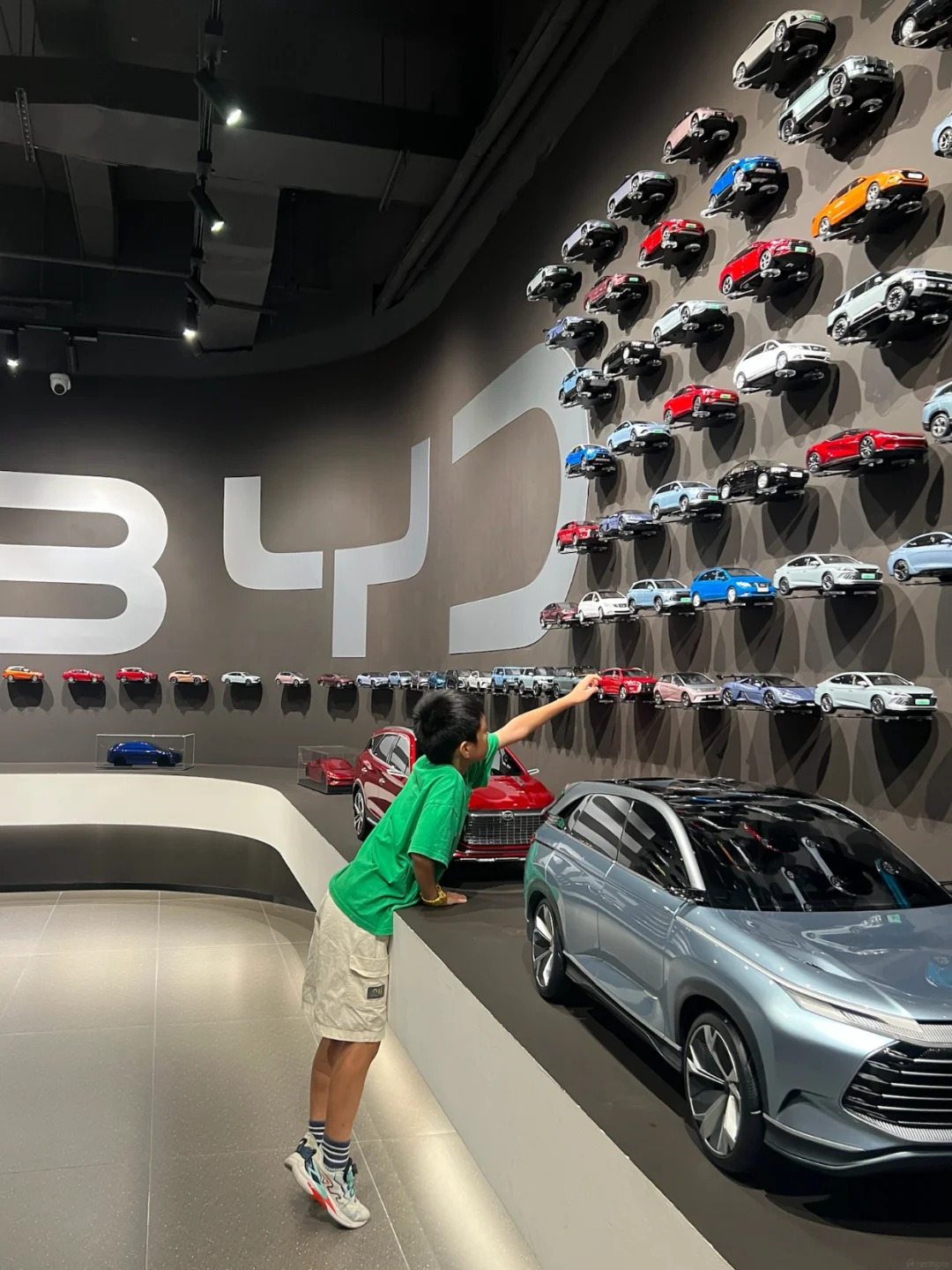 trẻ nhỏ vui chơi trải nghiệm xe điện trong bảo t&agrave;ng byd Th&acirc;m Quyến 