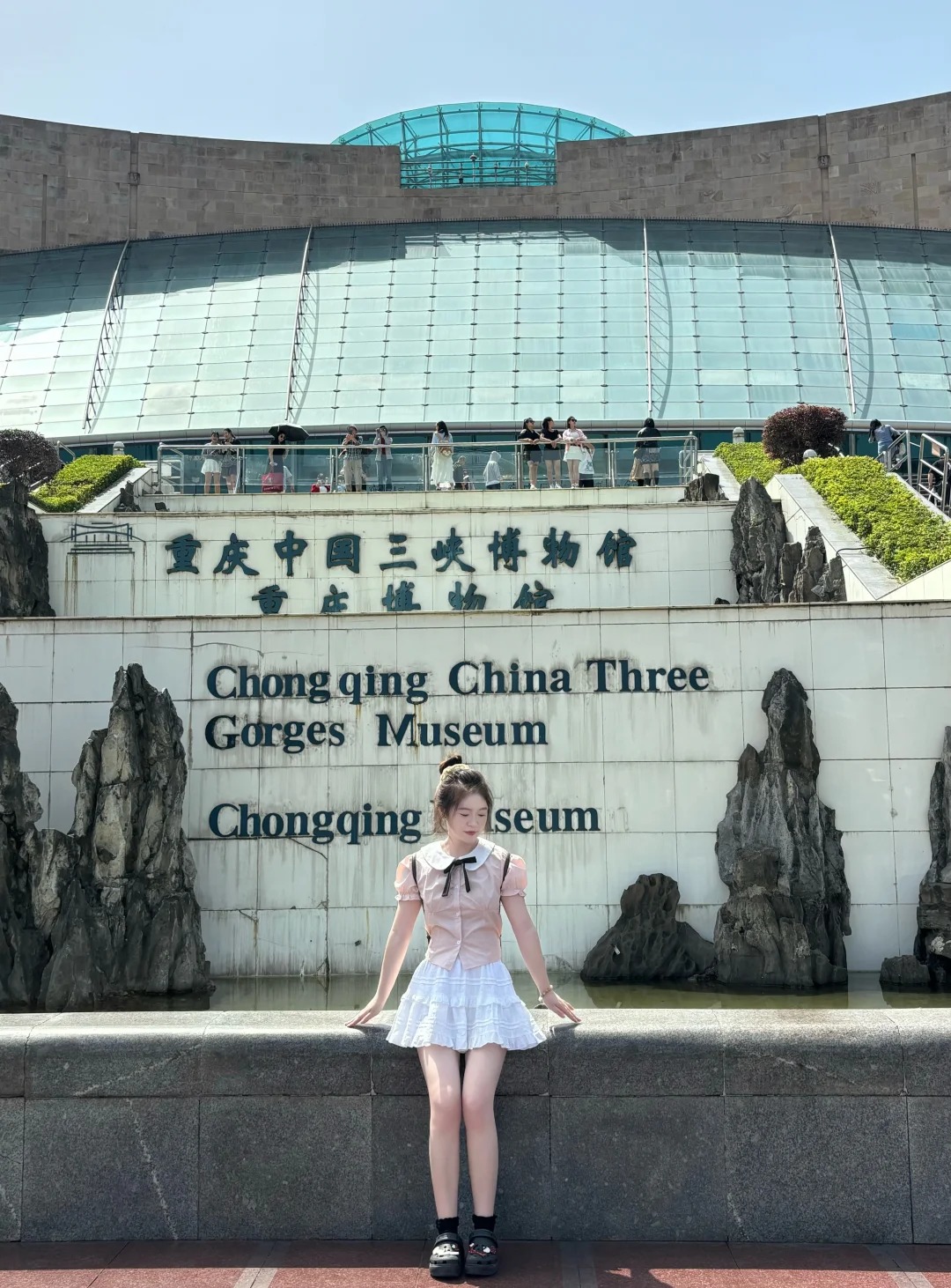 Du khách check-in trong khuôn viên bảo tàng